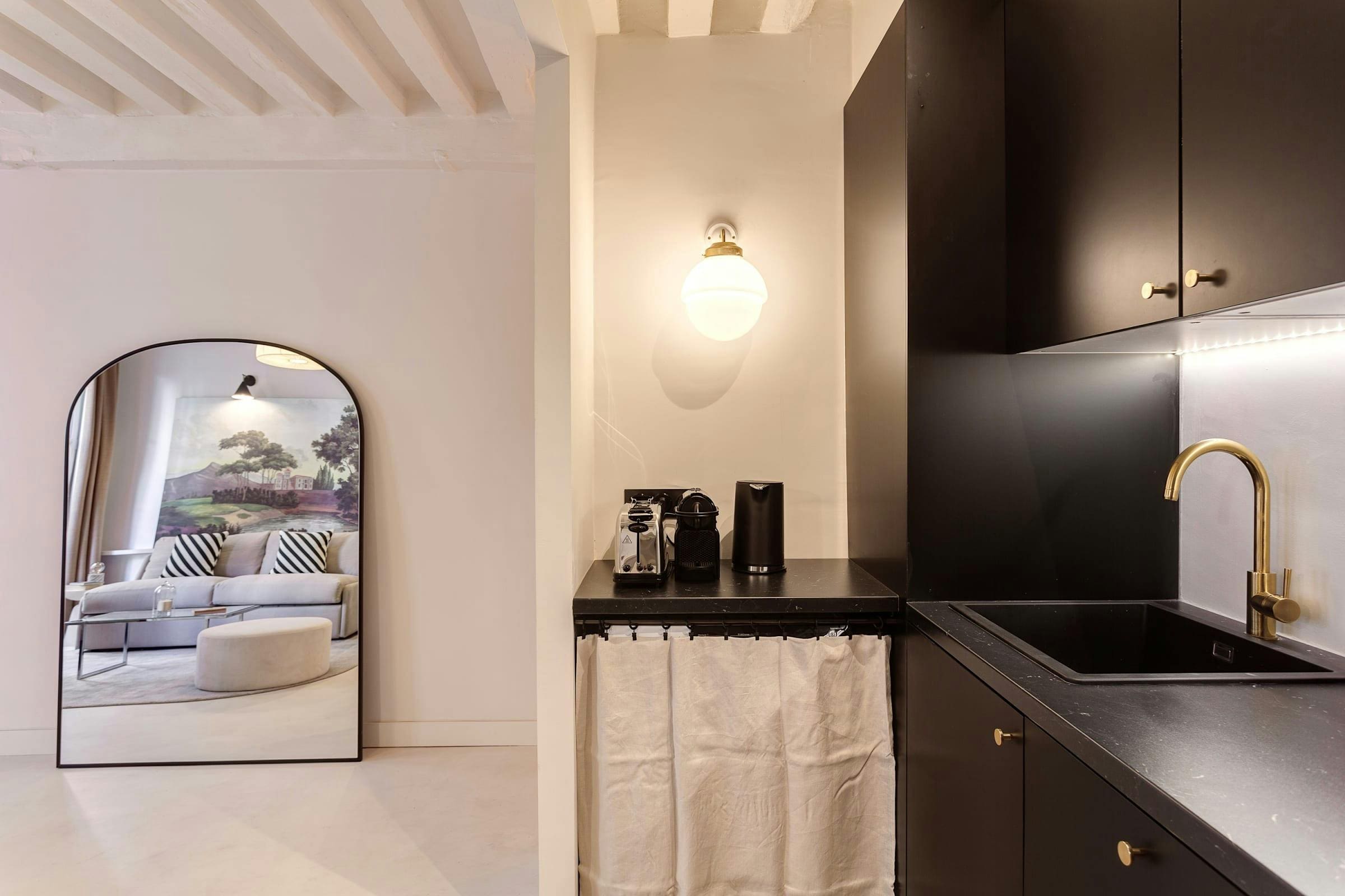 Château Saint-Honoré Montorgueil Montorgueil – Les Halles 2: Chic 1-Bedroom Apartment with Air-Con in Montorgueil, Paris
