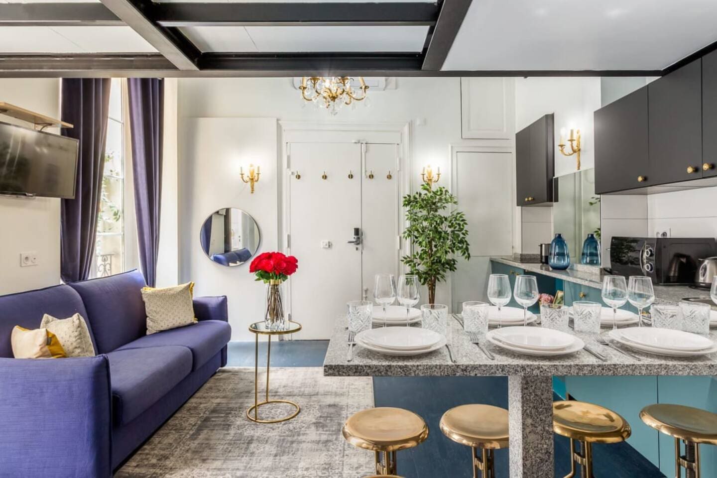 Château Saint-Hubert Montorgueil: Elegant 2-Bedroom Apartment Rental with Family-Friendly Features in Montorgueil, Paris