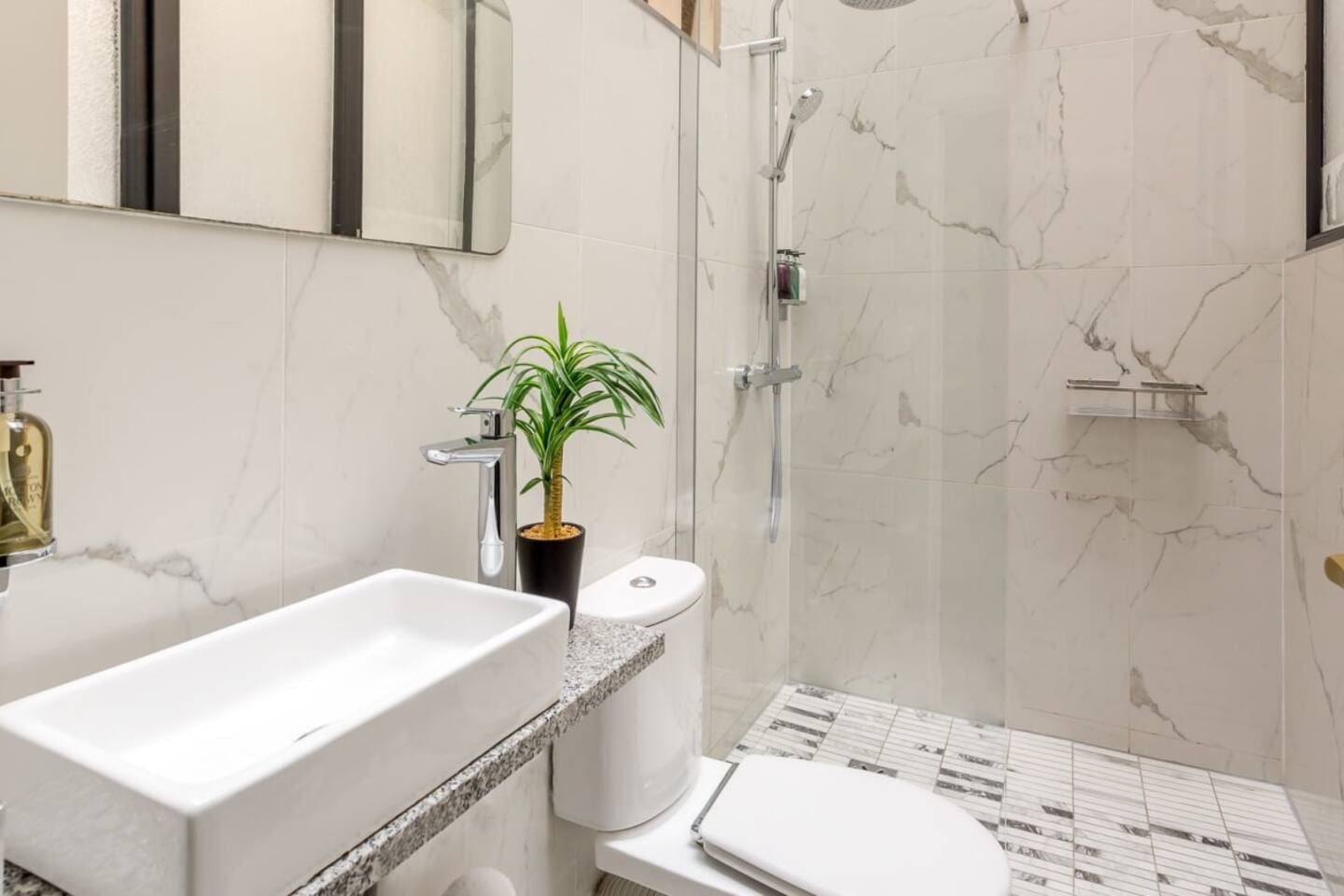 Château Saint-Hubert Montorgueil: Elegant 2-Bedroom Apartment Rental with Family-Friendly Features in Montorgueil, Paris