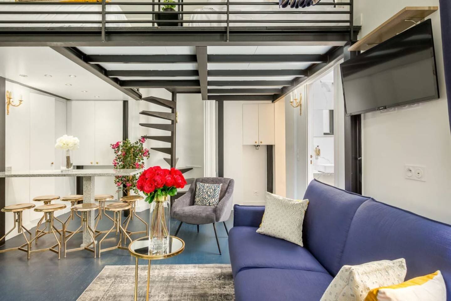 Château Saint-Hubert Montorgueil: Elegant 2-Bedroom Apartment Rental with Family-Friendly Features in Montorgueil, Paris