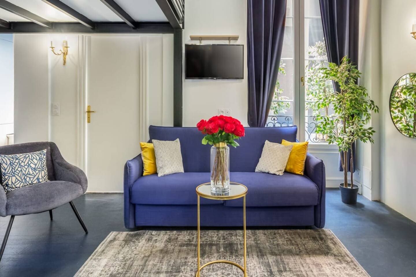Château Saint-Hubert Montorgueil: Elegant 2-Bedroom Apartment Rental with Family-Friendly Features in Montorgueil, Paris