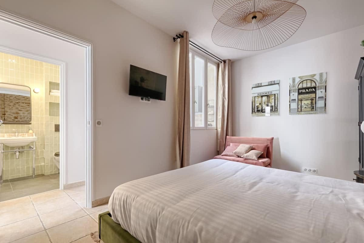 Château Sentier Montorgueil Montorgueil – Les Halles 5: Chic 2-Bedroom Apartment Rental with Courtyard, Montorgueil Paris