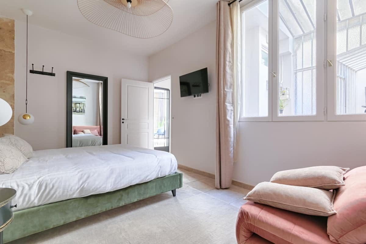 Château Sentier Montorgueil Montorgueil – Les Halles 5: Chic 2-Bedroom Apartment Rental with Courtyard, Montorgueil Paris