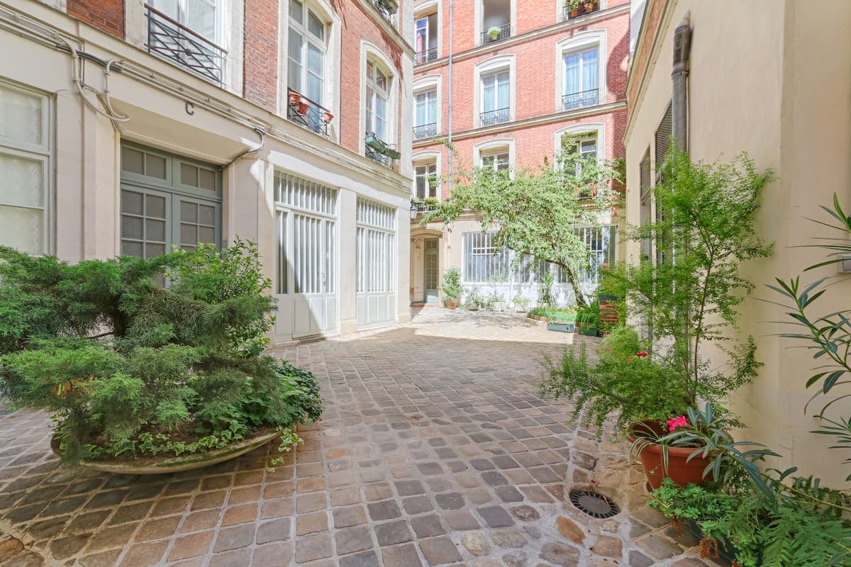 Château Sentier Montorgueil Montorgueil – Les Halles 5: Chic 2-Bedroom Apartment Rental with Courtyard, Montorgueil Paris
