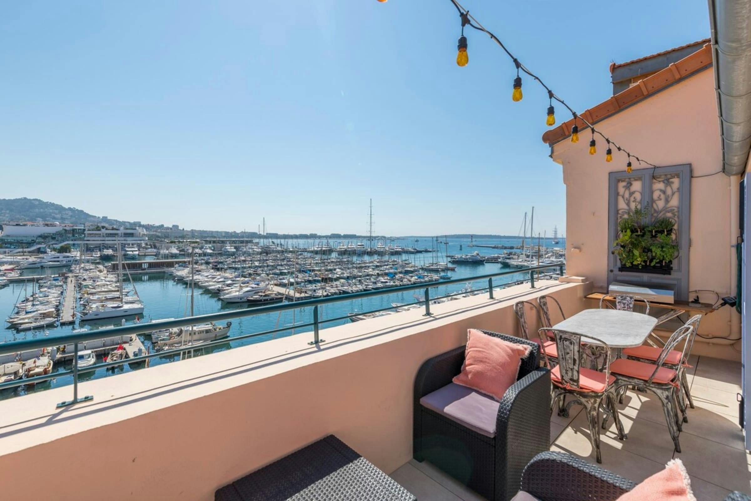 Villa Autan Vallon Cannes: Luxury 2-Bedroom Townhouse with Seaview and Beachfront in Cannes