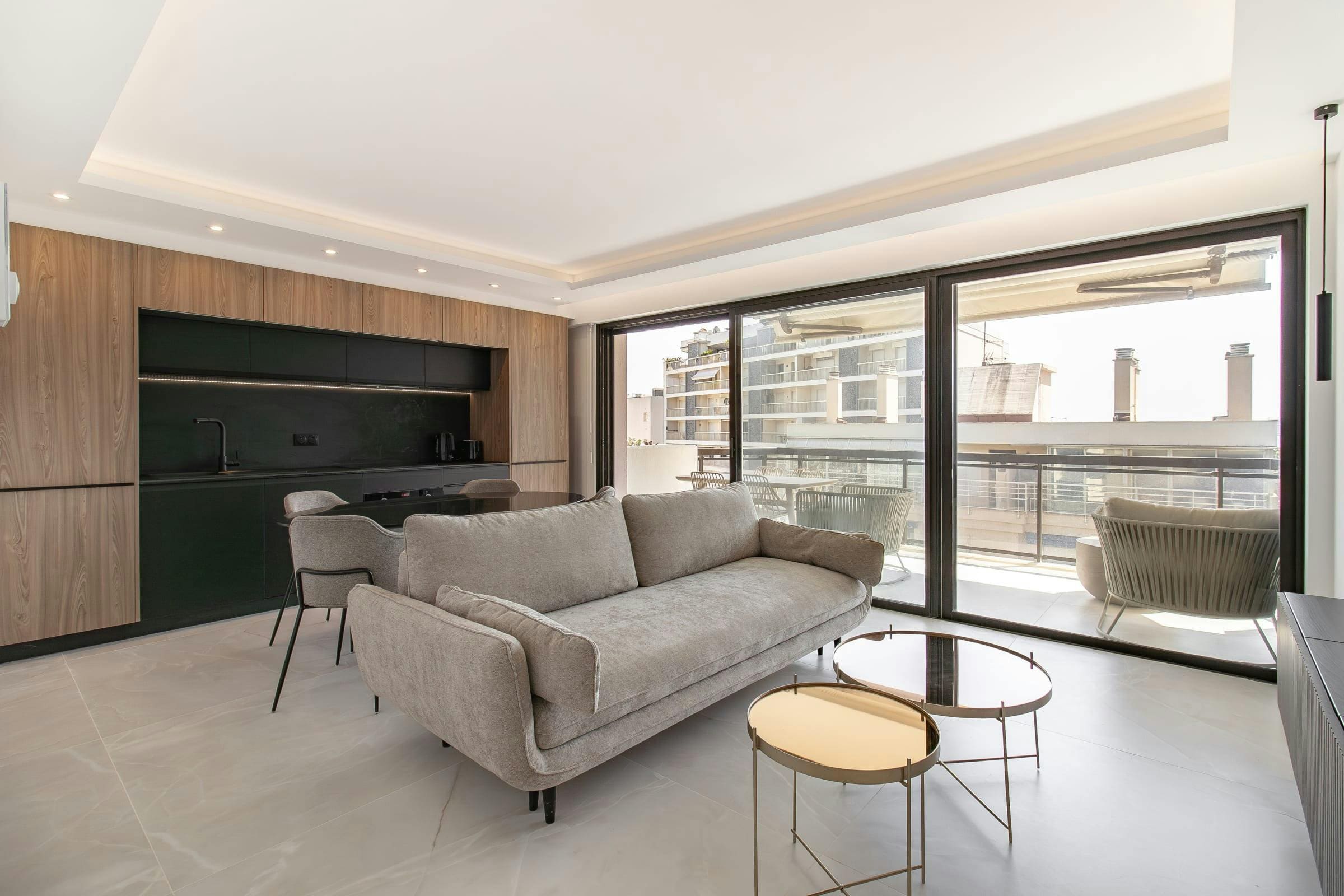 Villa Aurore Croix Cannes: Stylish 2-Bedroom Apartment with Sea View Terrace, Cannes