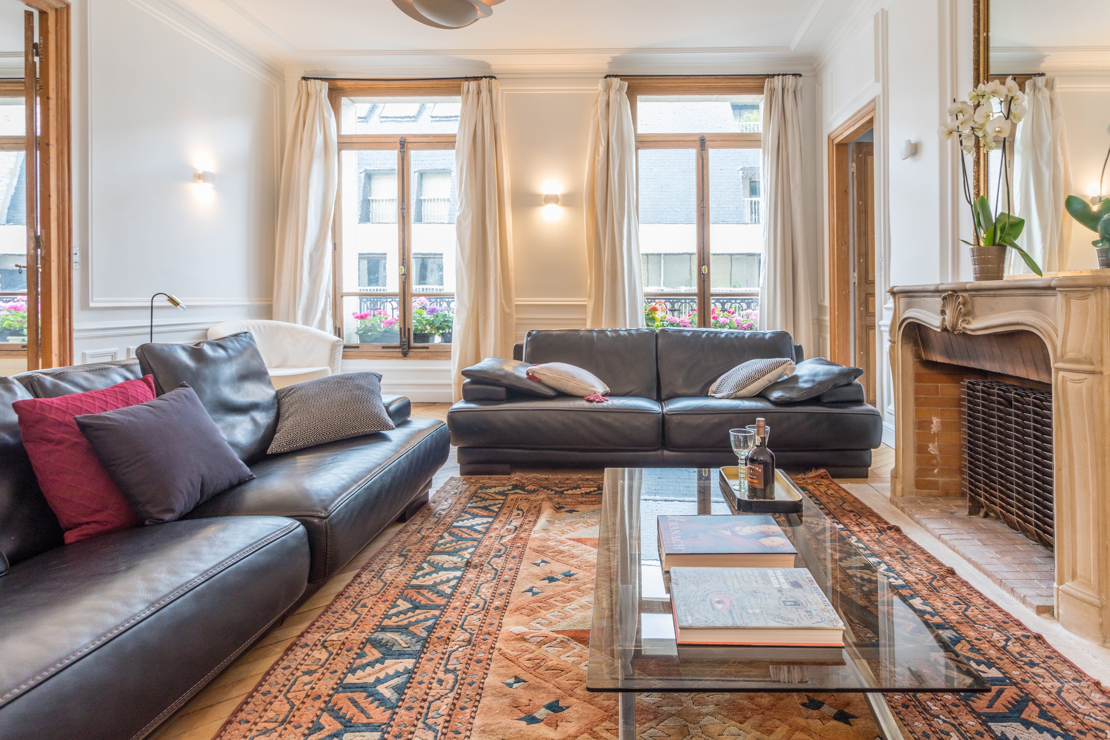 Château Vavin Montparnasse: Spacious 2-Bedroom Family-Friendly Apartment Rental Montparnasse Paris