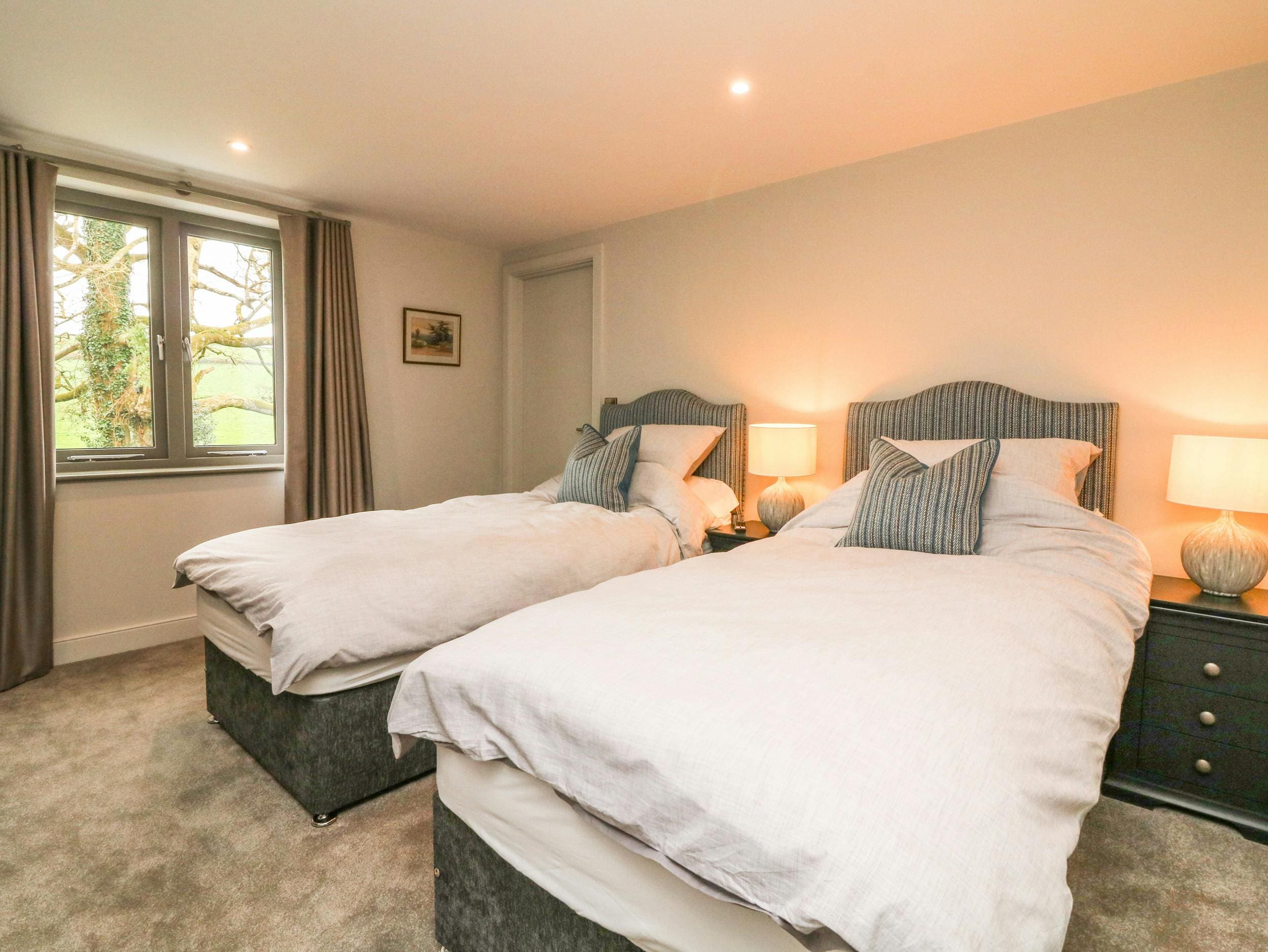 Cottage Blackdown Somerset: Charming 2-Bedroom Romantic Villa with Hot Tub and Countryside Views, Somerset