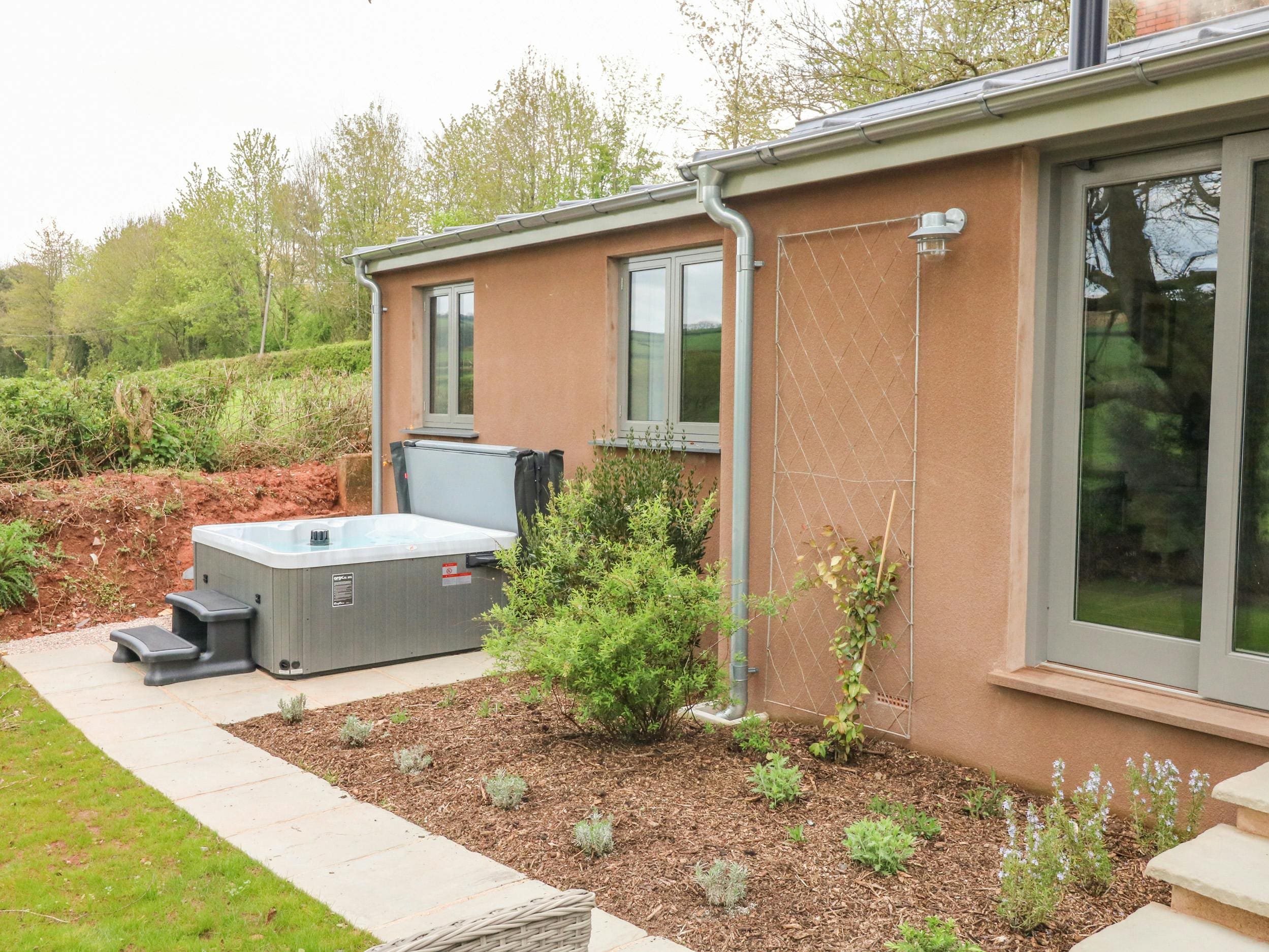 Cottage Blackdown Somerset: Charming 2-Bedroom Romantic Villa with Hot Tub and Countryside Views, Somerset