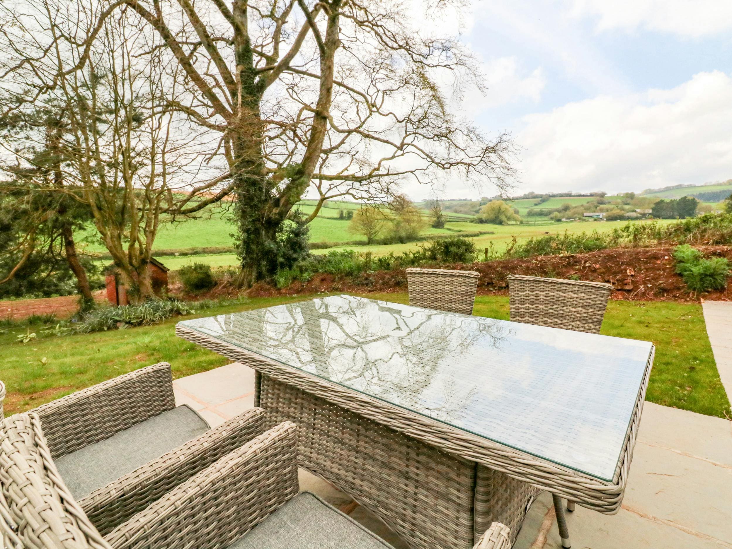 Cottage Blackdown Somerset: Charming 2-Bedroom Romantic Villa with Hot Tub and Countryside Views, Somerset