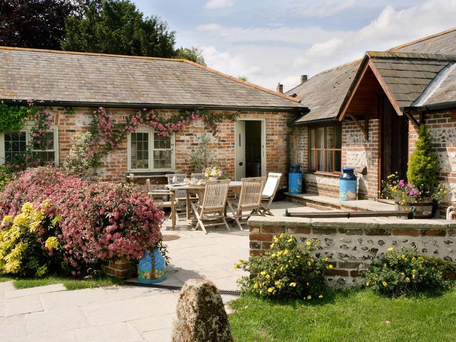 Cottage Cerne Dewlish: Luxury 4-Bedroom Villa with Shared Pool and Family Features, Dorset