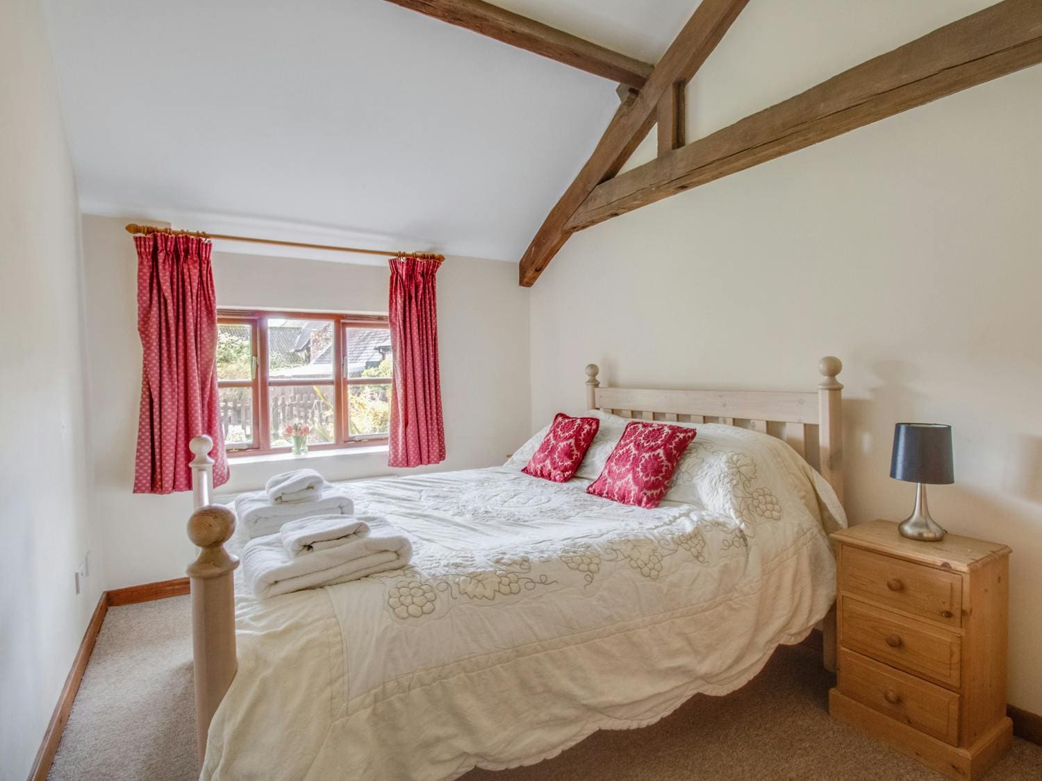 Cottage Cerne Dewlish: Luxury 4-Bedroom Villa with Shared Pool and Family Features, Dorset