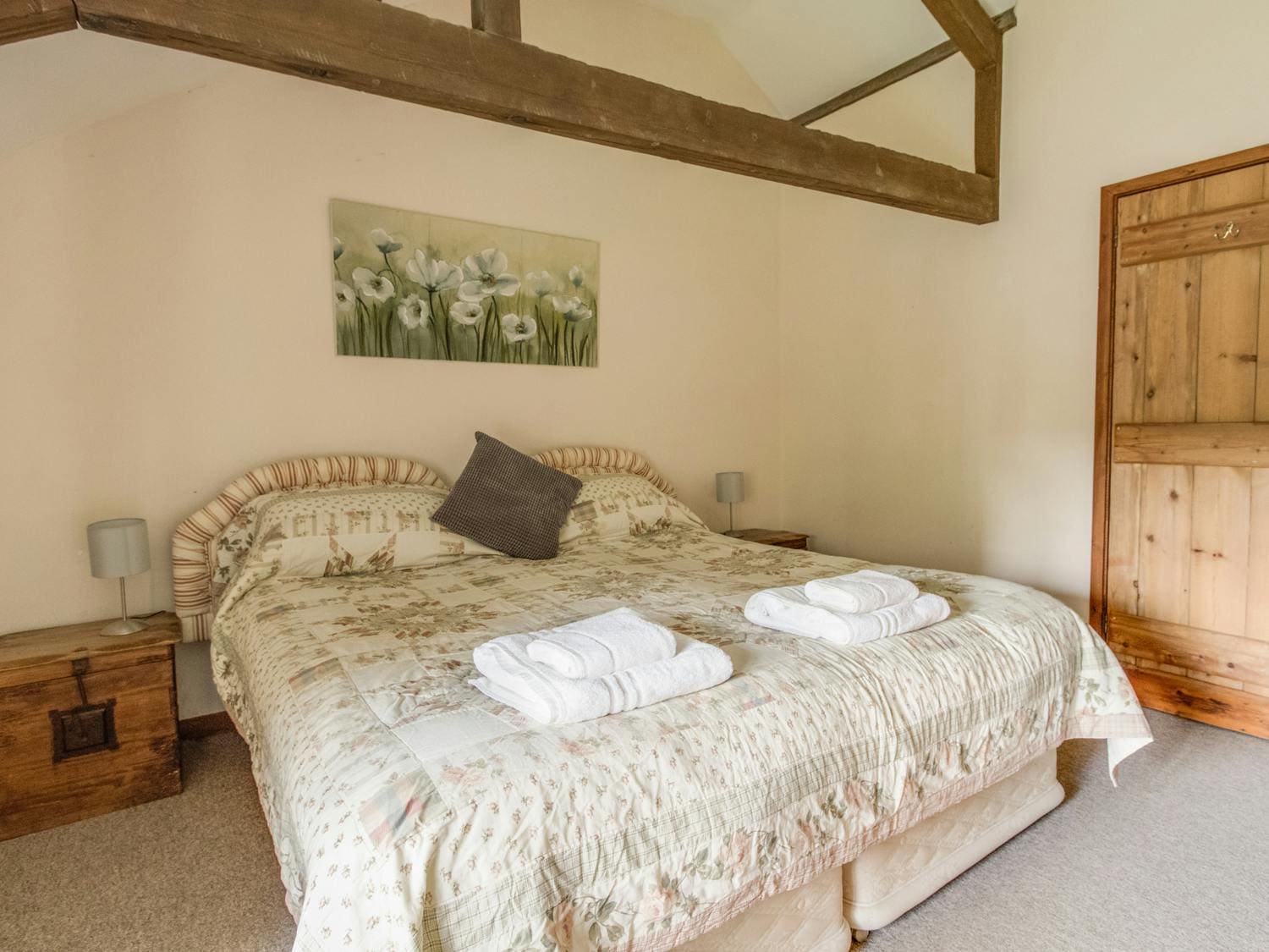 Cottage Cerne Dewlish: Luxury 4-Bedroom Villa with Shared Pool and Family Features, Dorset