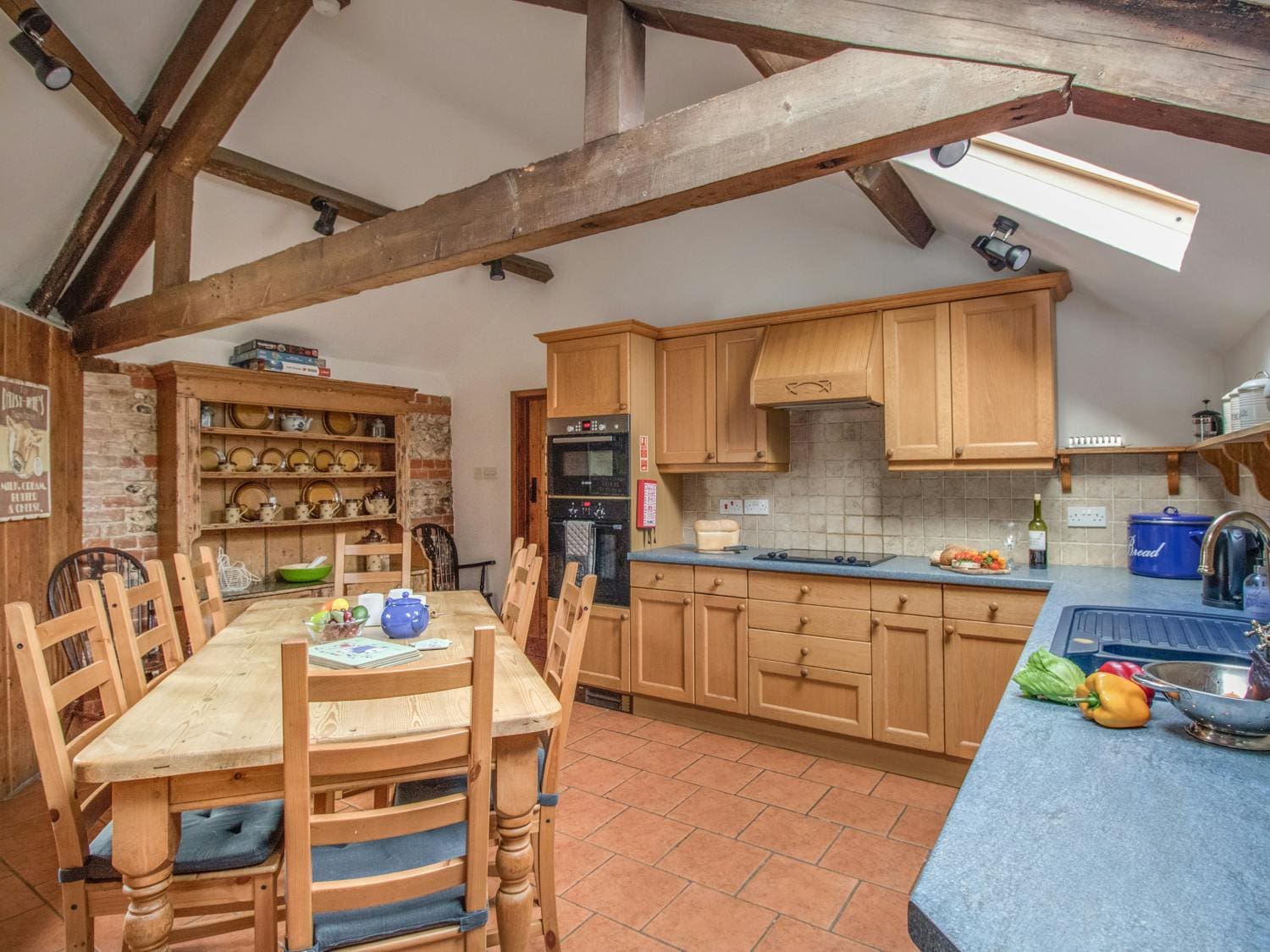 Cottage Cerne Dewlish: Luxury 4-Bedroom Villa with Shared Pool and Family Features, Dorset