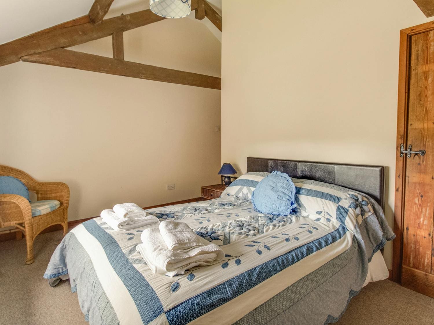 Cottage Cerne Dewlish: Luxury 4-Bedroom Villa with Shared Pool and Family Features, Dorset