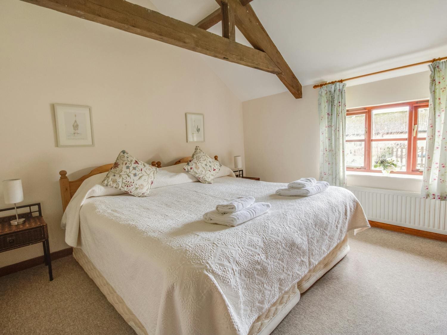Cottage Cerne Dewlish: Luxury 4-Bedroom Villa with Shared Pool and Family Features, Dorset