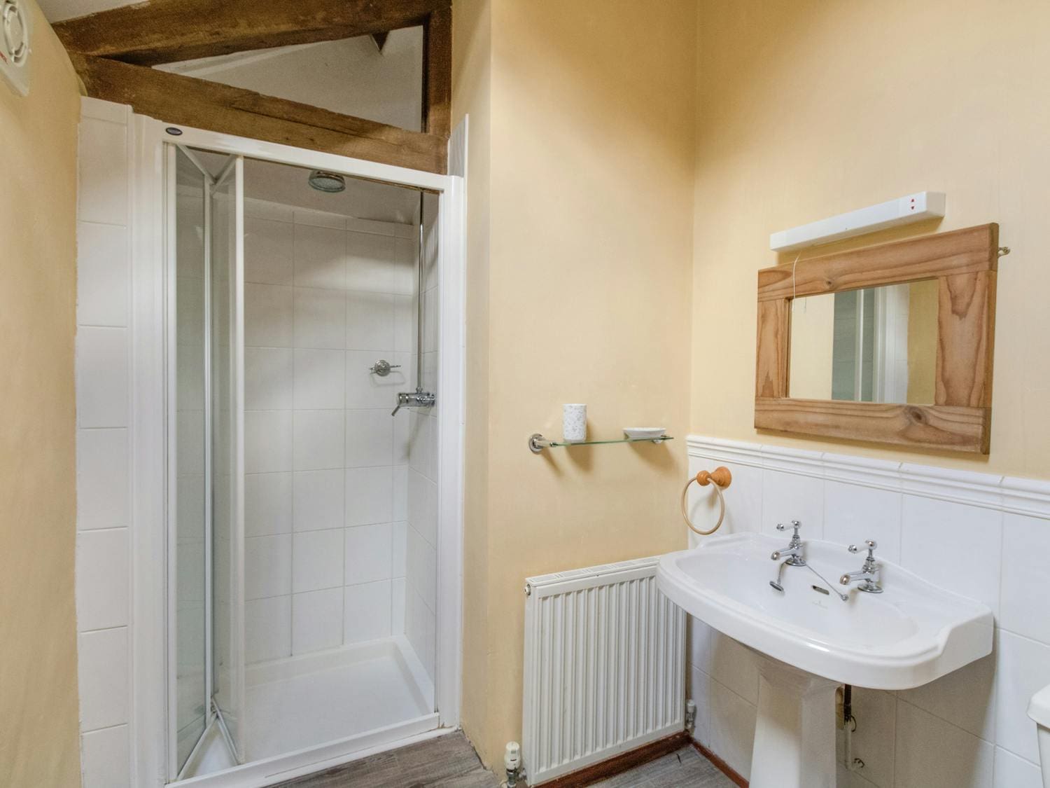 Cottage Cerne Dewlish: Luxury 4-Bedroom Villa with Shared Pool and Family Features, Dorset