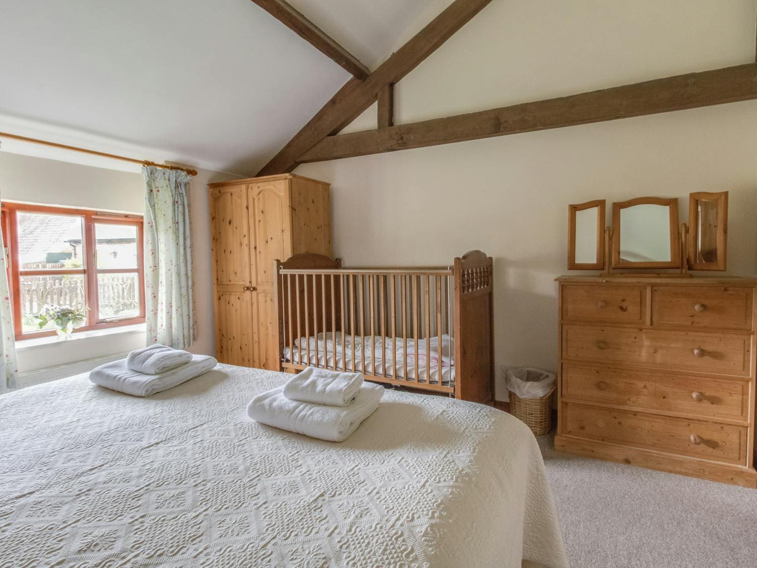 Cottage Cerne Dewlish: Luxury 4-Bedroom Villa with Shared Pool and Family Features, Dorset