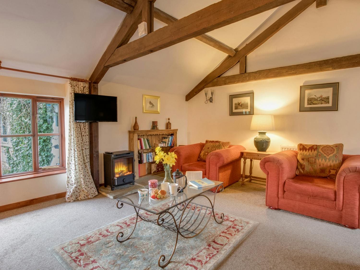 Cottage Cerne Dewlish: Luxury 4-Bedroom Villa with Shared Pool and Family Features, Dorset