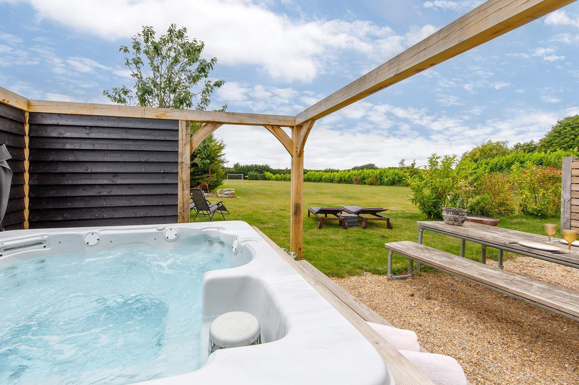 Cottage Weald Chichester: Charming 3-Bedroom Cottage Rental with Hot Tub and Beach Nearby, West Sussex