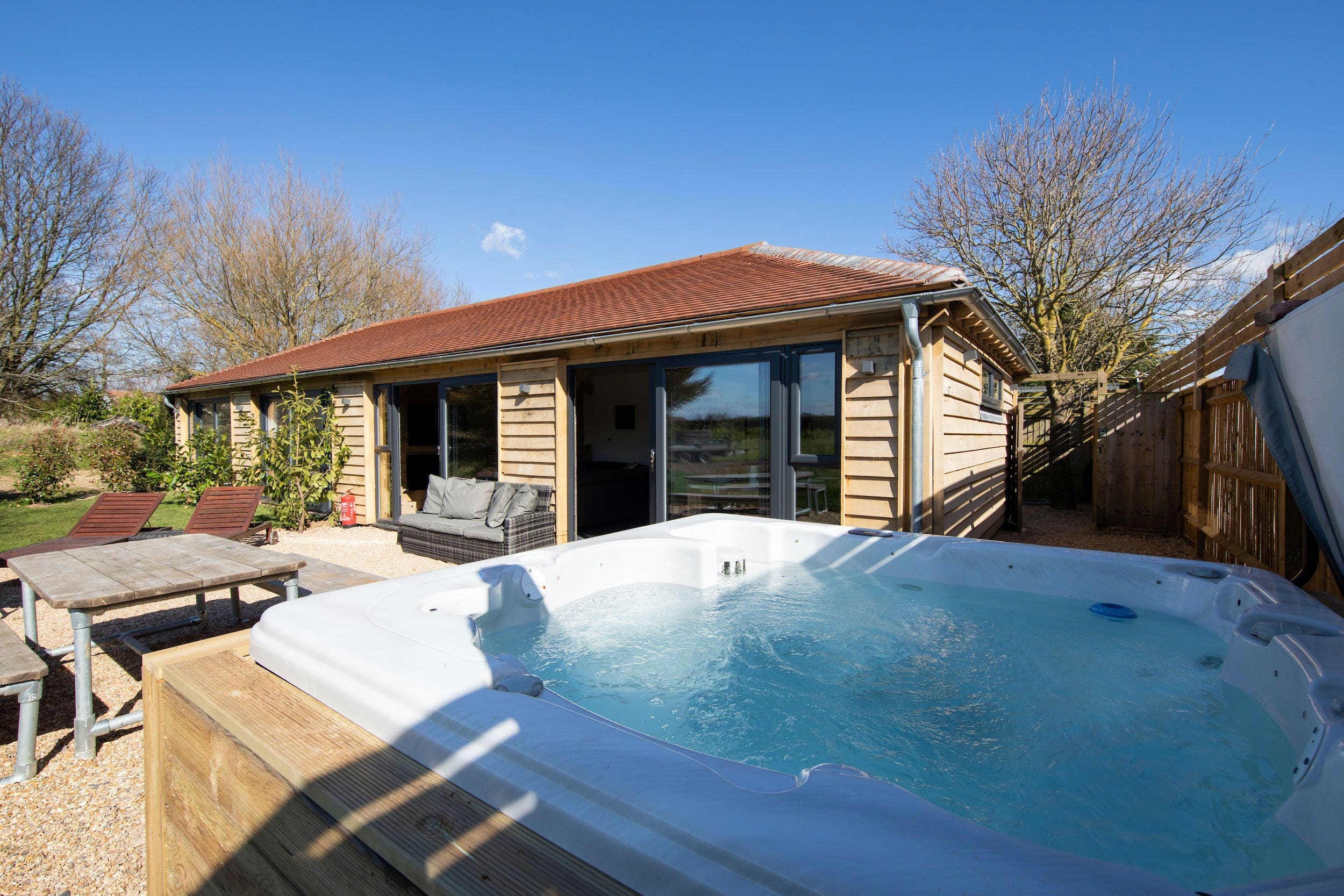 Cottage Weald Chichester: Charming 3-Bedroom Cottage Rental with Hot Tub and Beach Nearby, West Sussex