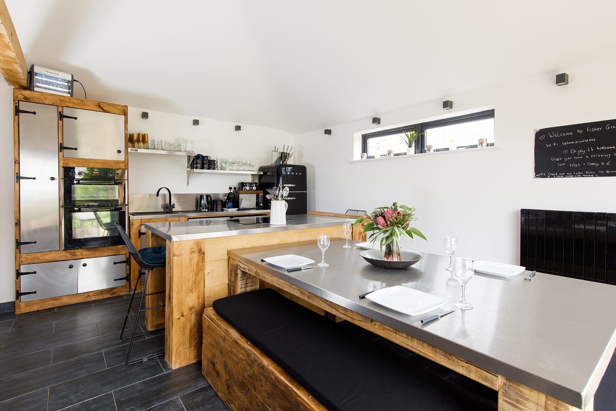 Cottage Weald Chichester: Charming 3-Bedroom Cottage Rental with Hot Tub and Beach Nearby, West Sussex