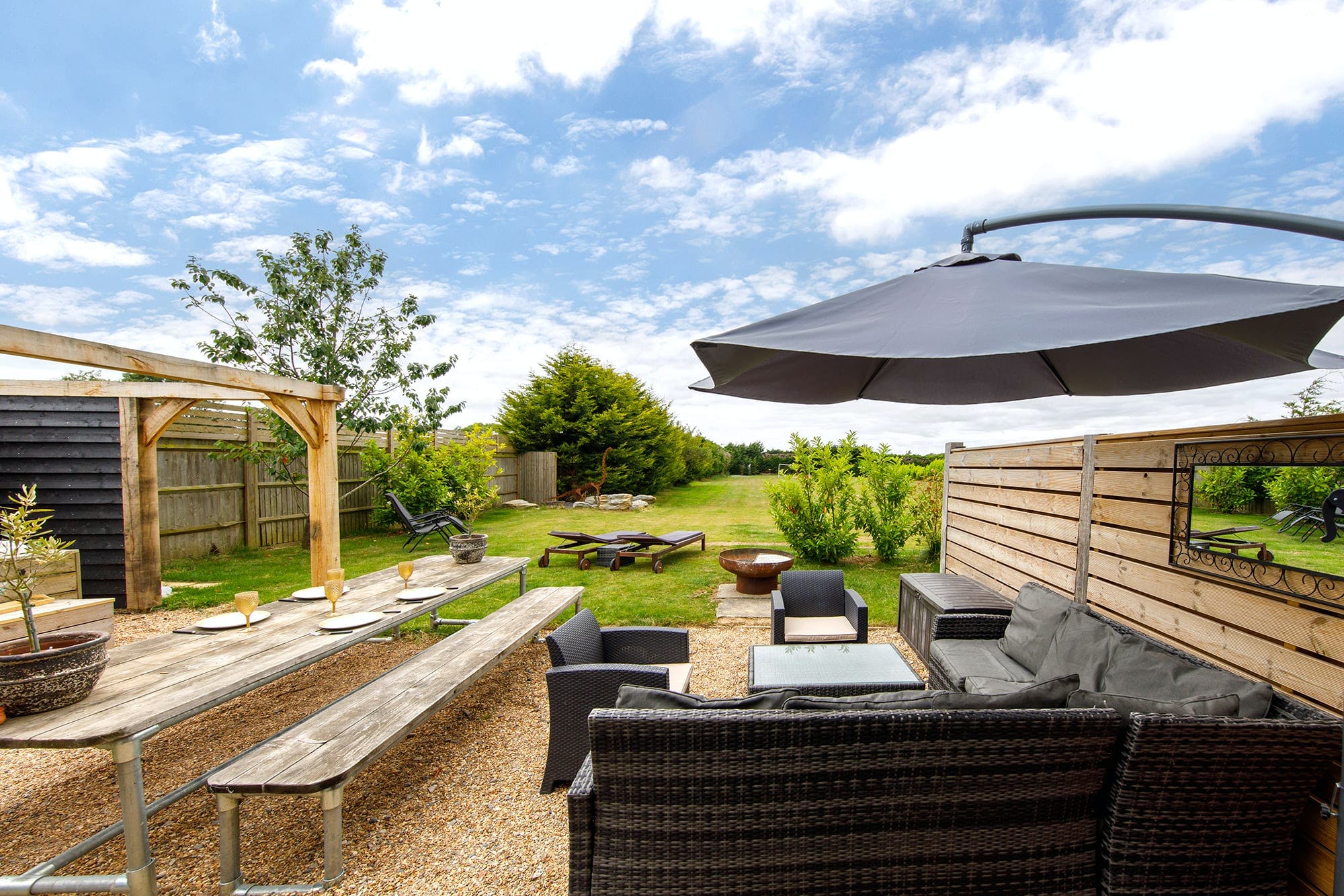 Cottage Weald Chichester: Charming 3-Bedroom Cottage Rental with Hot Tub and Beach Nearby, West Sussex