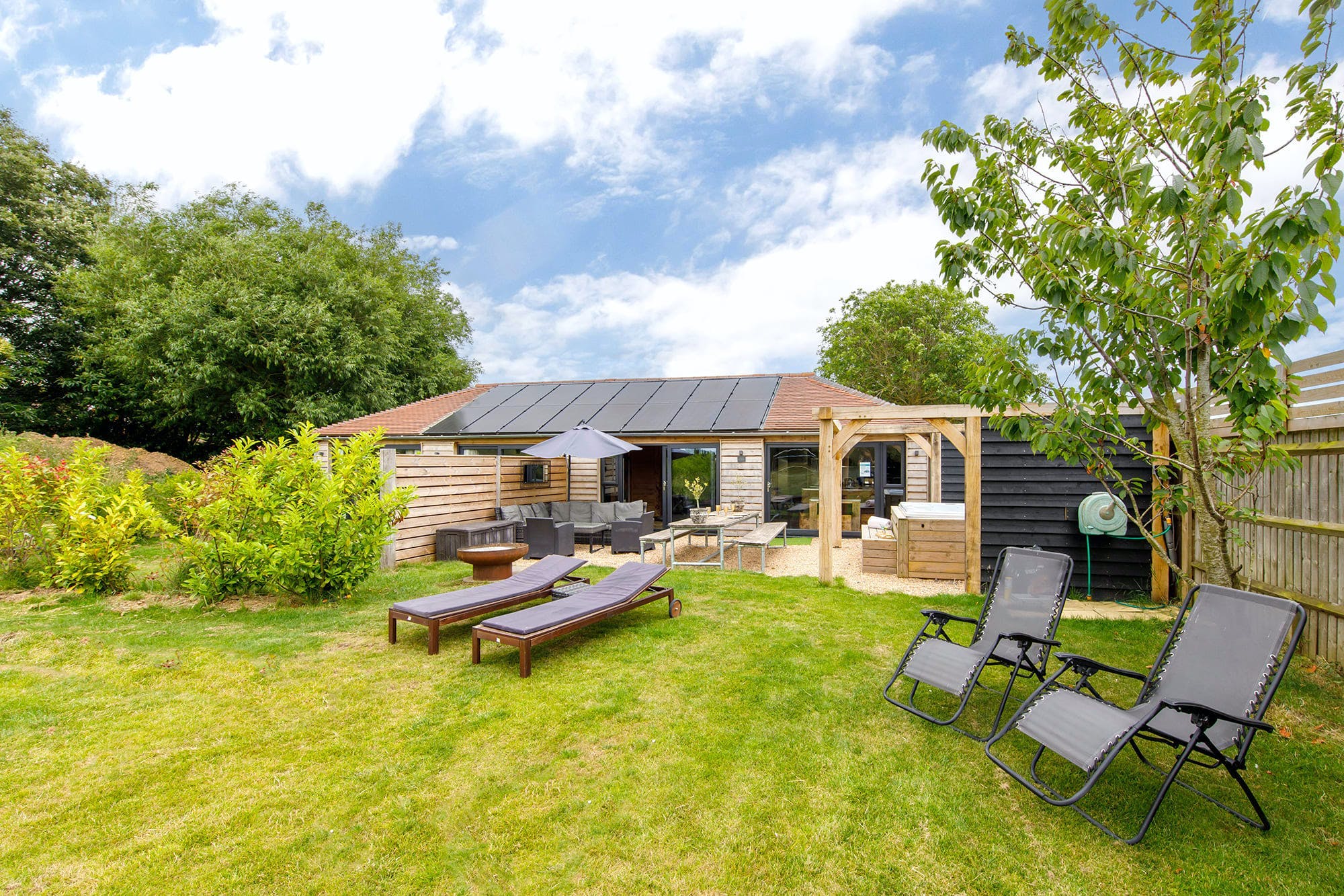 Cottage Weald Chichester: Charming 3-Bedroom Cottage Rental with Hot Tub and Beach Nearby, West Sussex