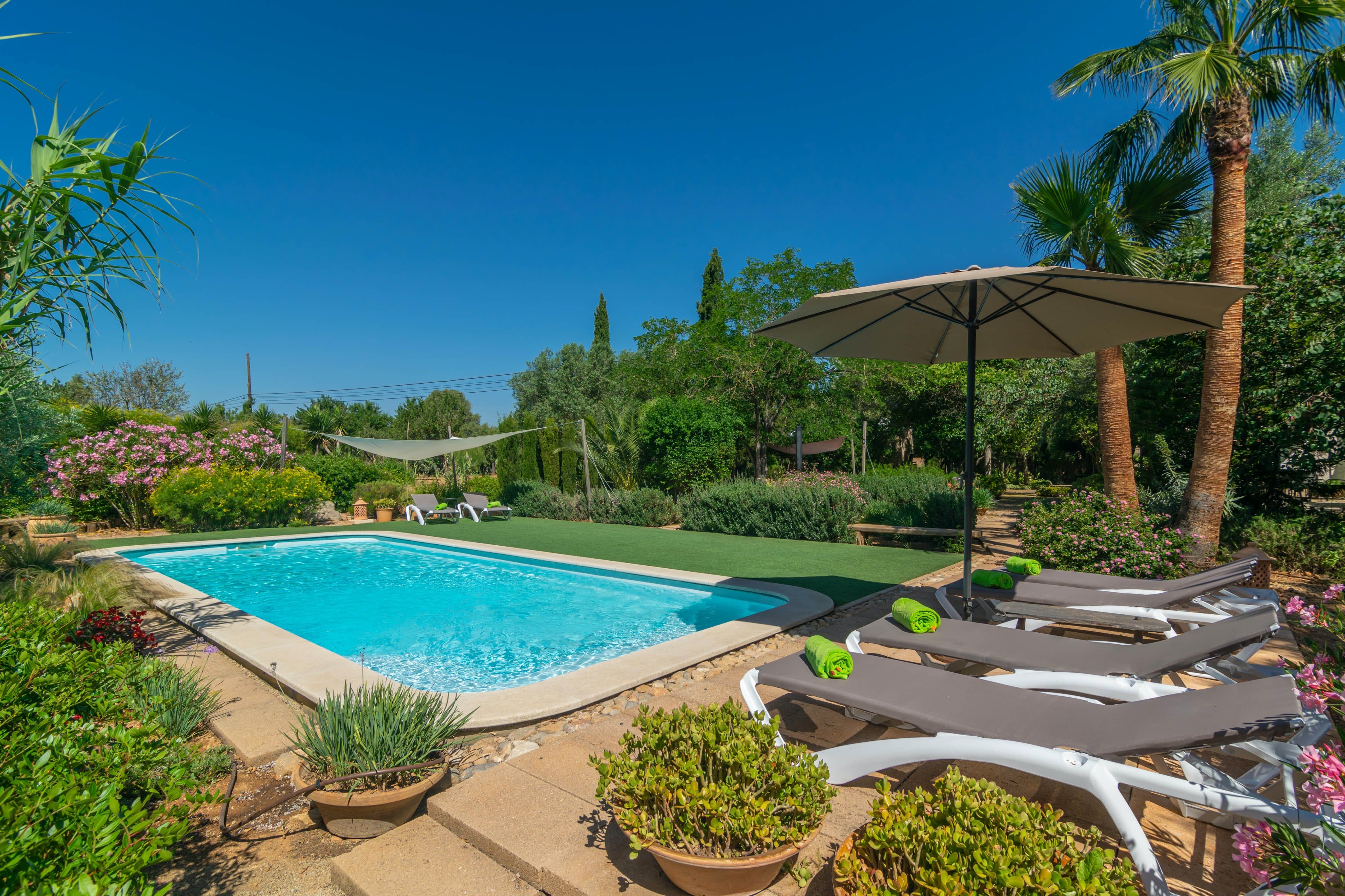 Finca Garrover Inca: Charming 3-Bedroom Apartment with Pool and Sea Views, Inca Mallorca