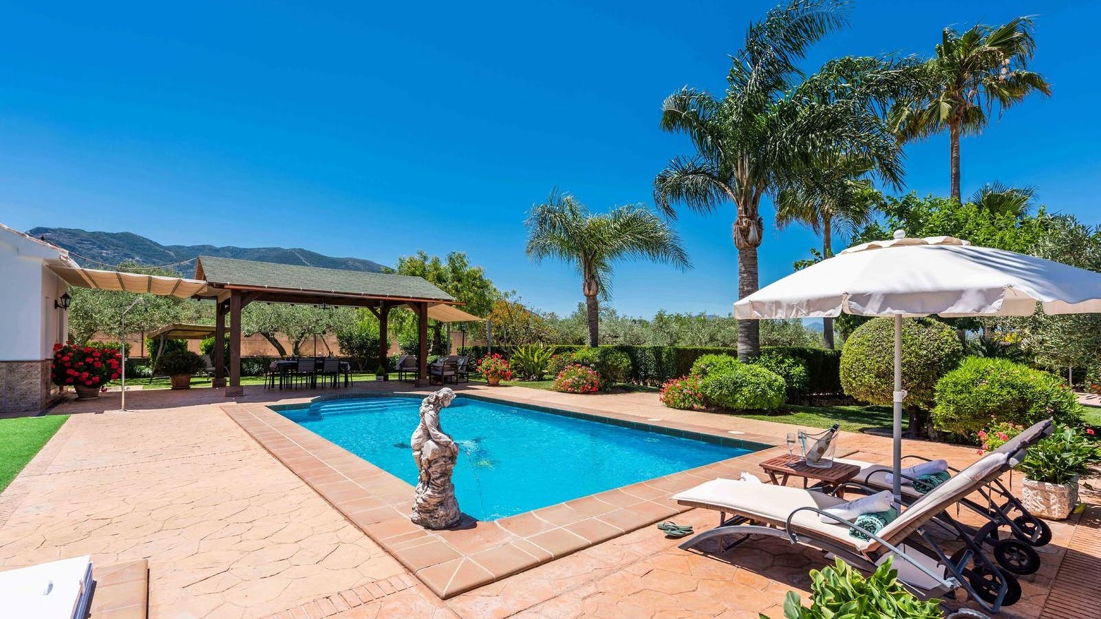 Finca Sauceda Valle: Spacious 5-Bedroom Apartment with Heated Pool and Tennis Court, Valle del Guadalhorce