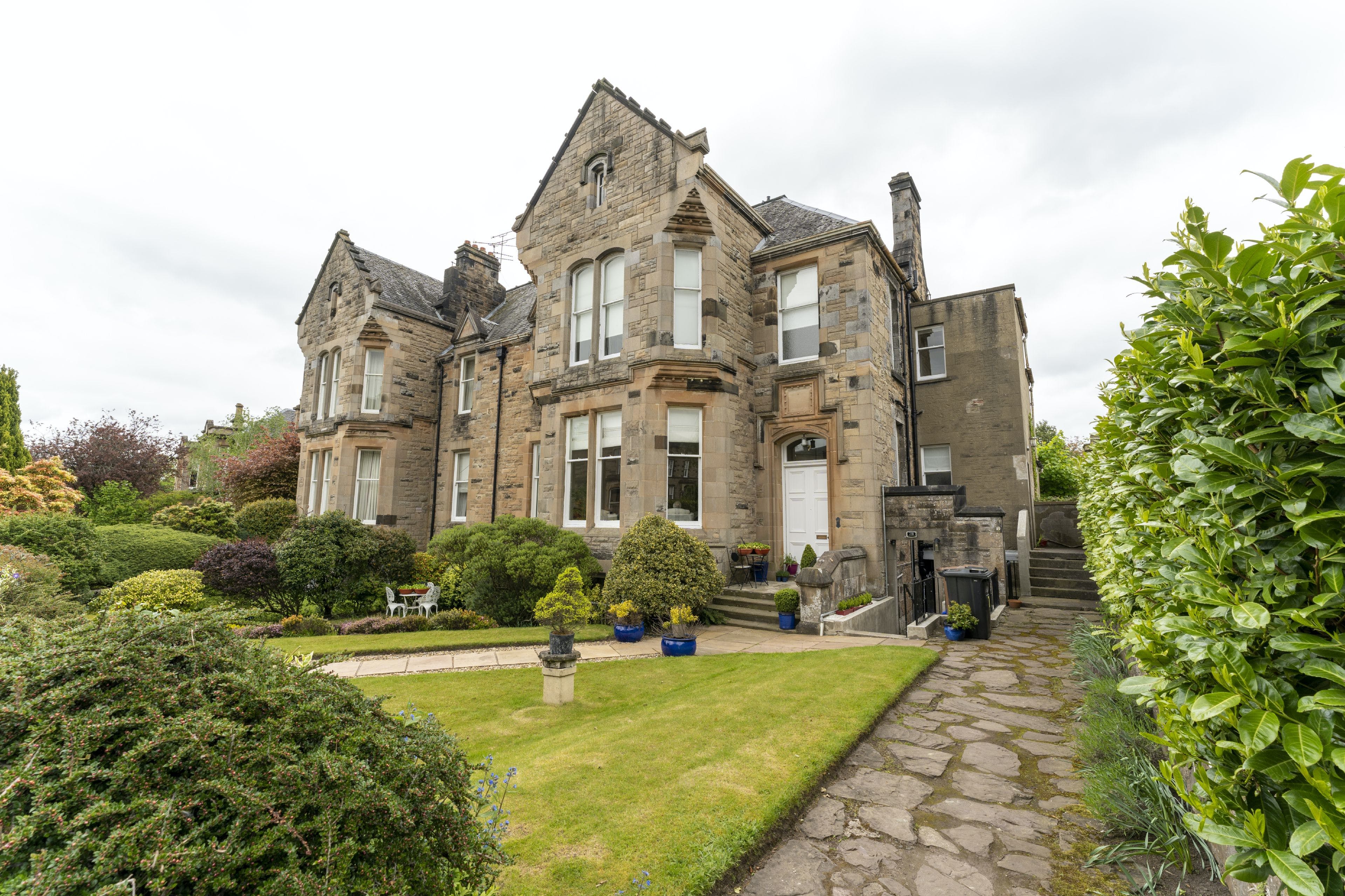 Hall Cambuskenneth Stirling: Charming 2-Bedroom Apartment with Private Patio Garden, Stirling
