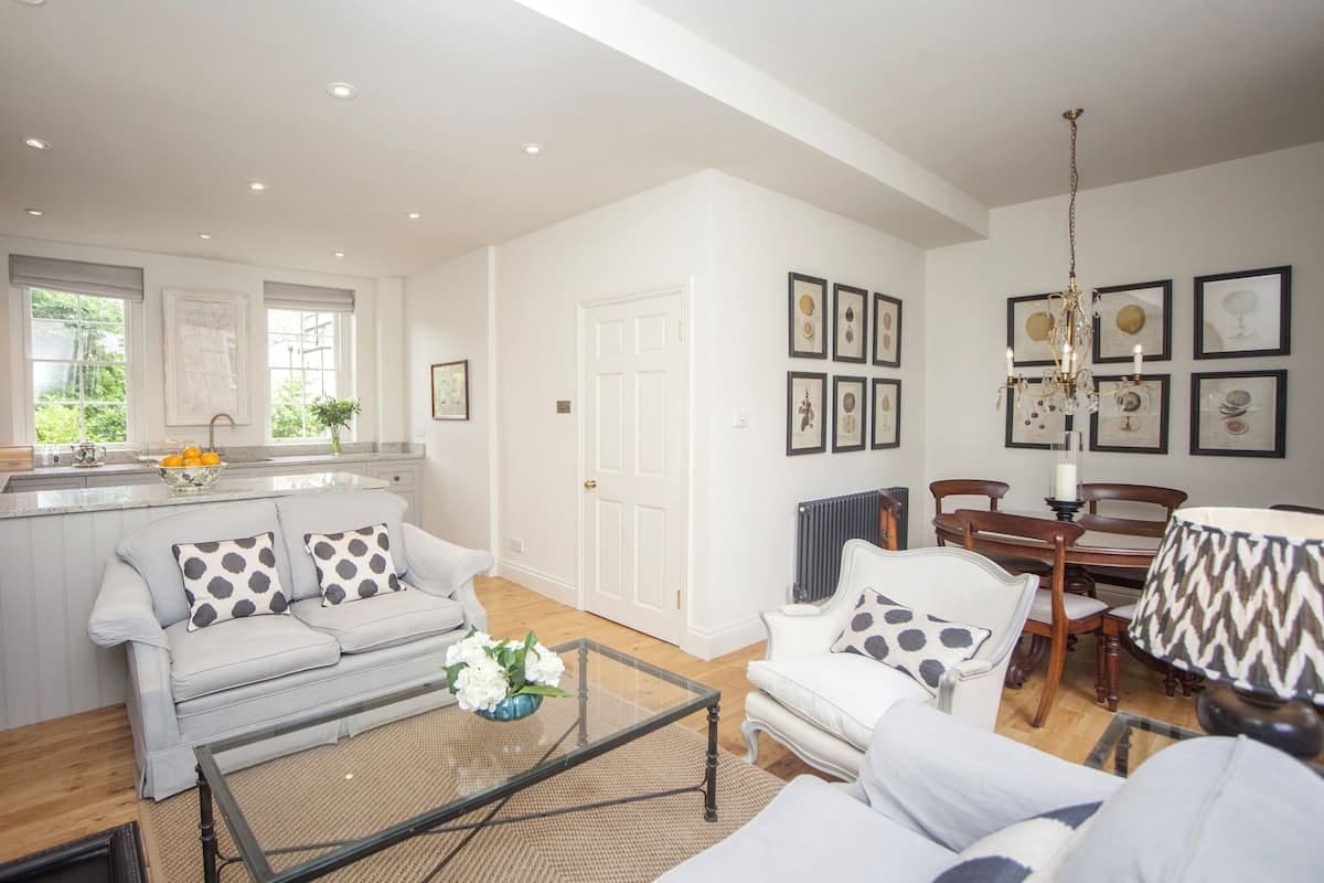House Avon Somerset Bath 2: Charming 3-Bedroom Townhouse Rental with Family-Friendly Features, Bath Somerset