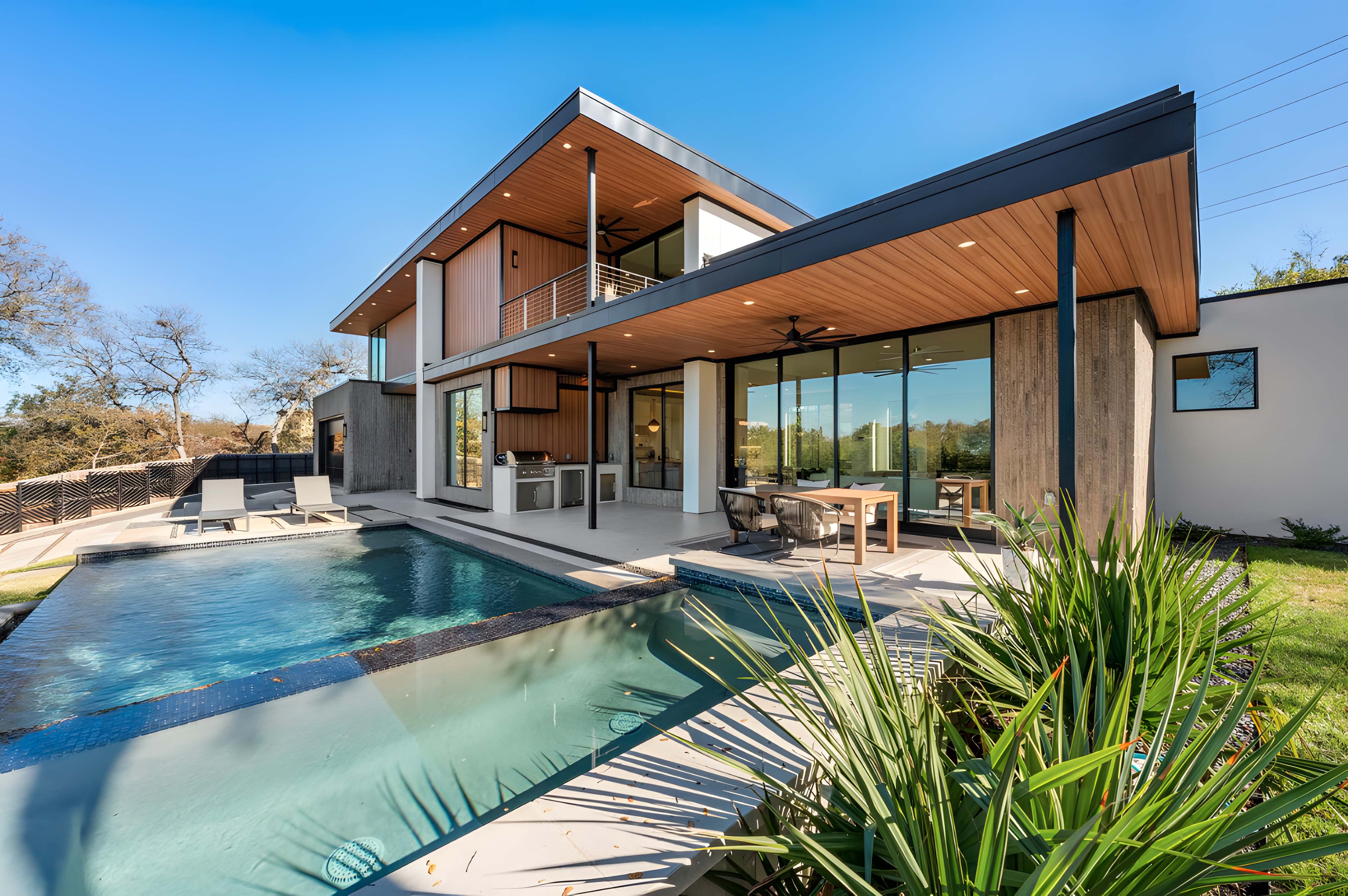 House Barton Austin: Luxury 5-Bedroom Villa with Pool and Hot Tub, Austin