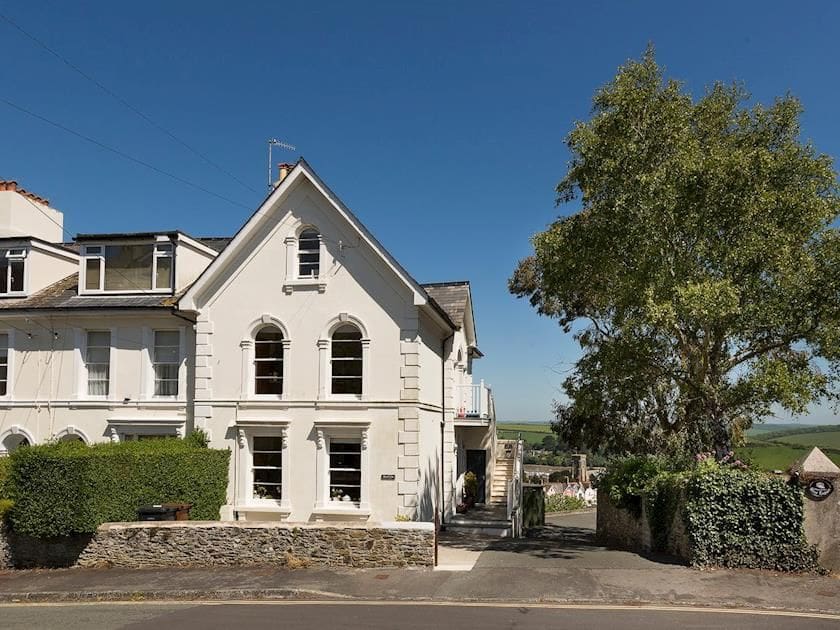 House Helm Bowcombe Salcombe: Stylish 3-Bedroom Apartment with Sea Views and BBQ, Salcombe
