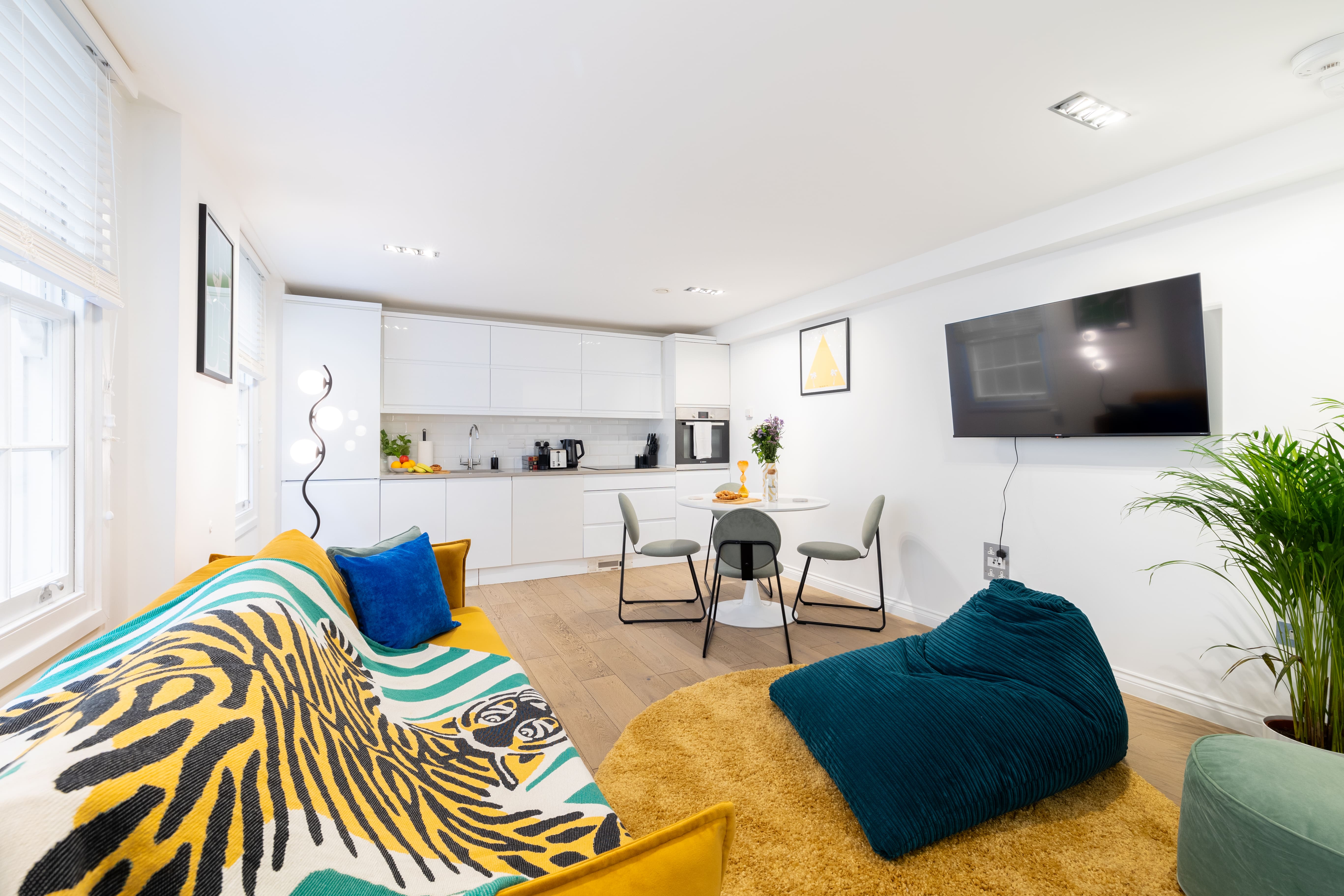 House Gregale Bedford Covent Garden: Stylish 2-Bedroom Family-Friendly Apartment Rental, Covent Garden London