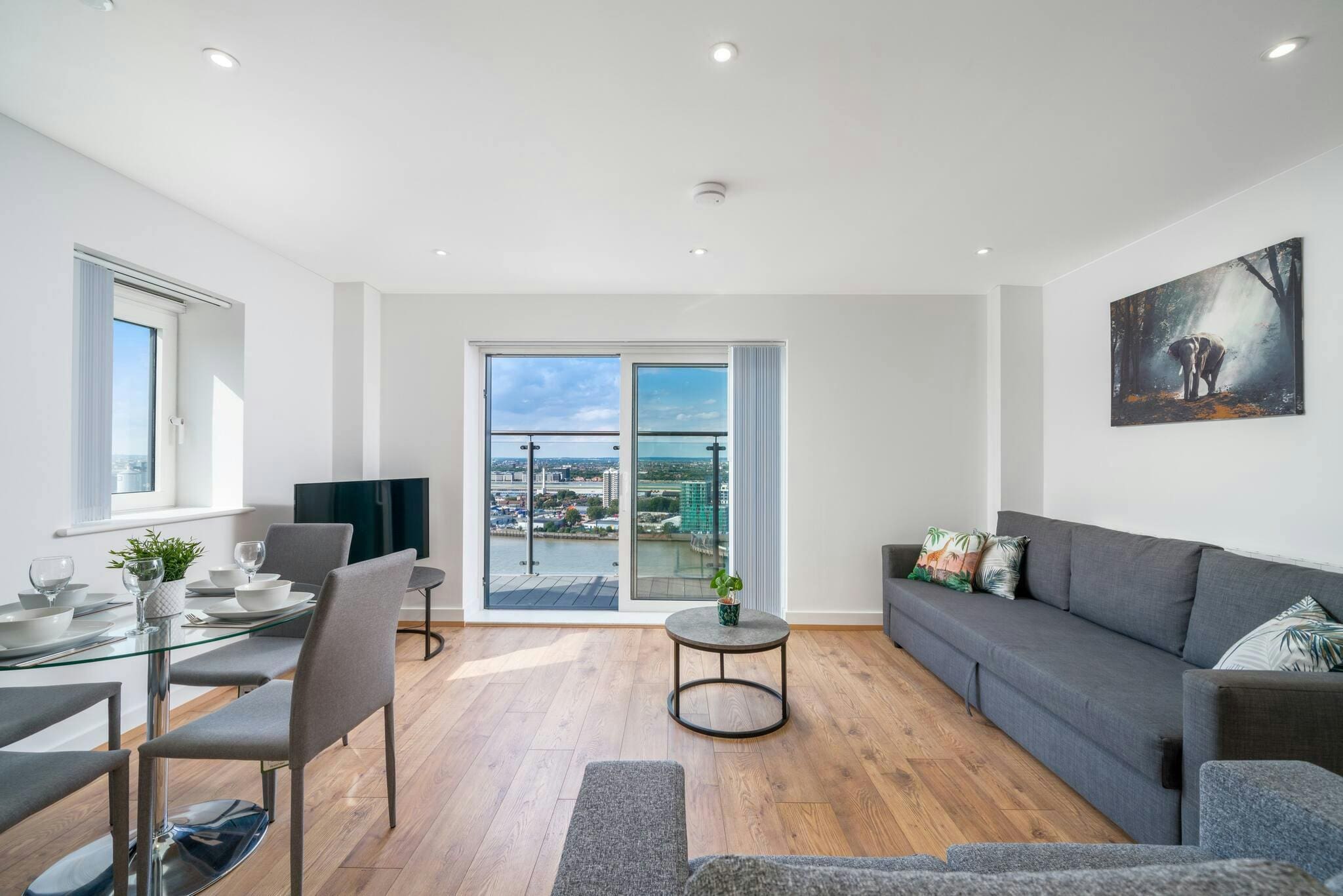 House Beresford Woolwich: Chic 2-Bedroom Apartment with Private Terrace and Parking, Woolwich