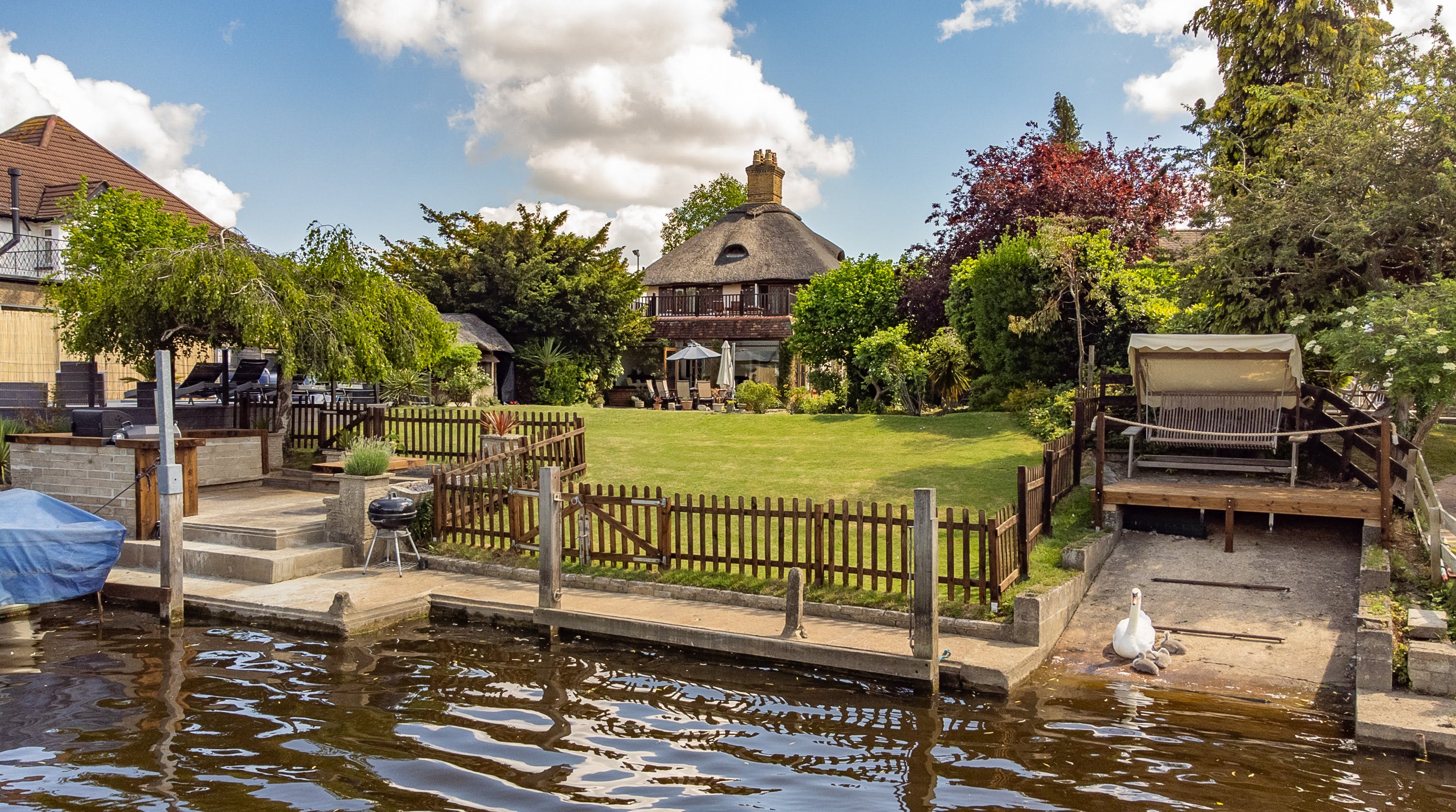 House Bray Windsor: Luxury 5-Bedroom House with Pool and Tennis Court, Windsor