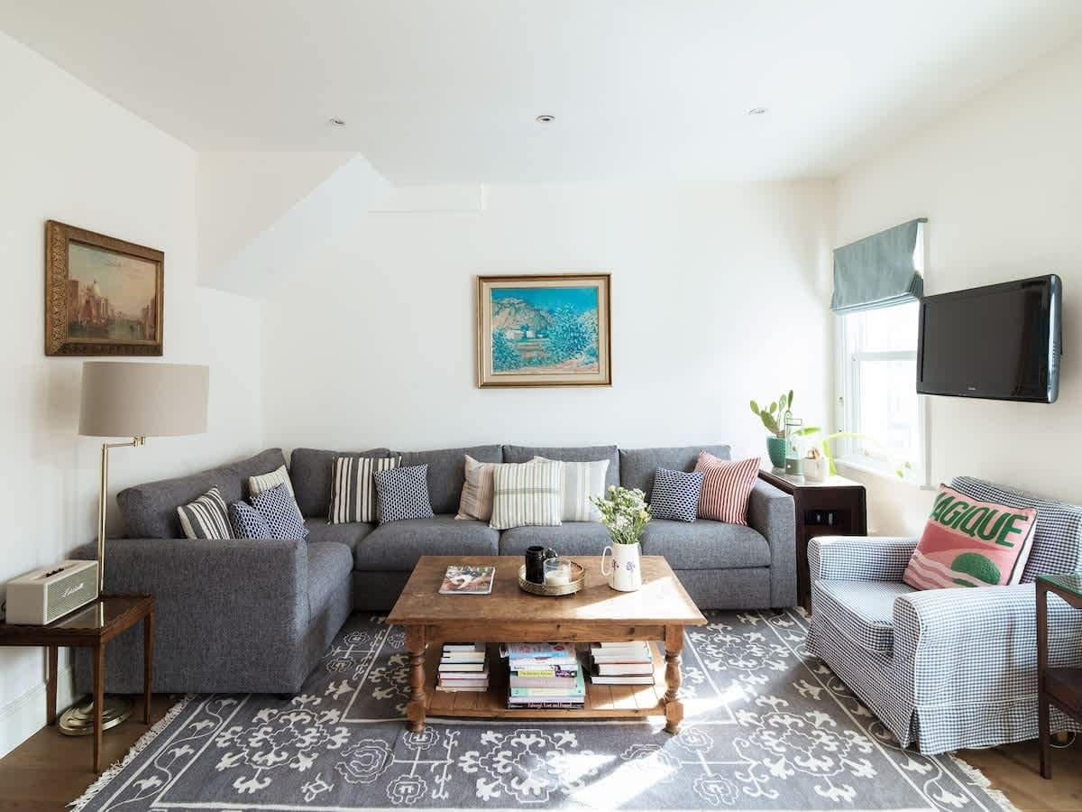 House Brompton Barons Court: Spacious 2-Bedroom Townhouse Rental with Roof Terrace, Barons Court