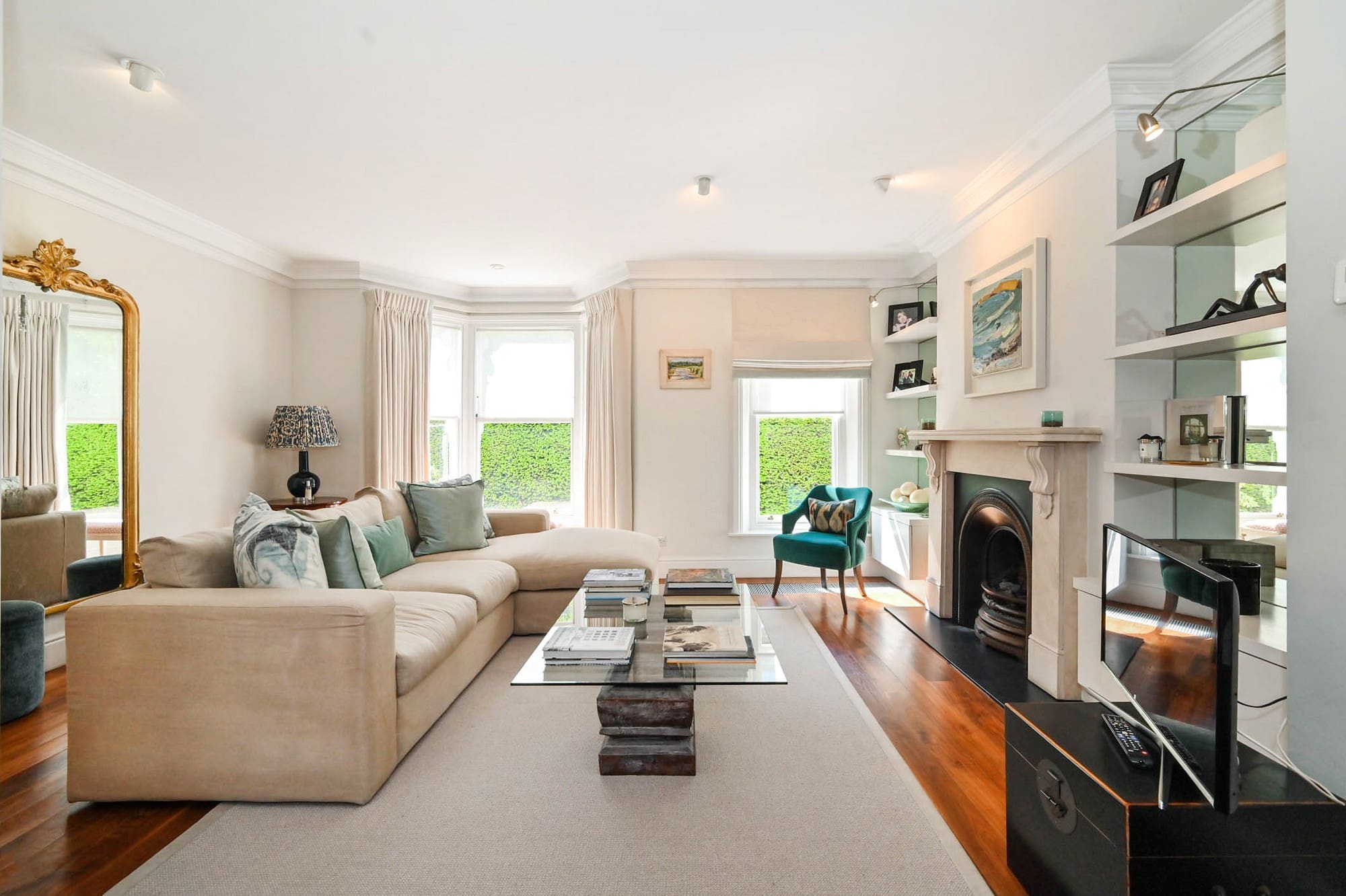 House Vesper Cheyne Chelsea: Elegant 2-Bedroom Apartment Rental with Courtyard, Chelsea London