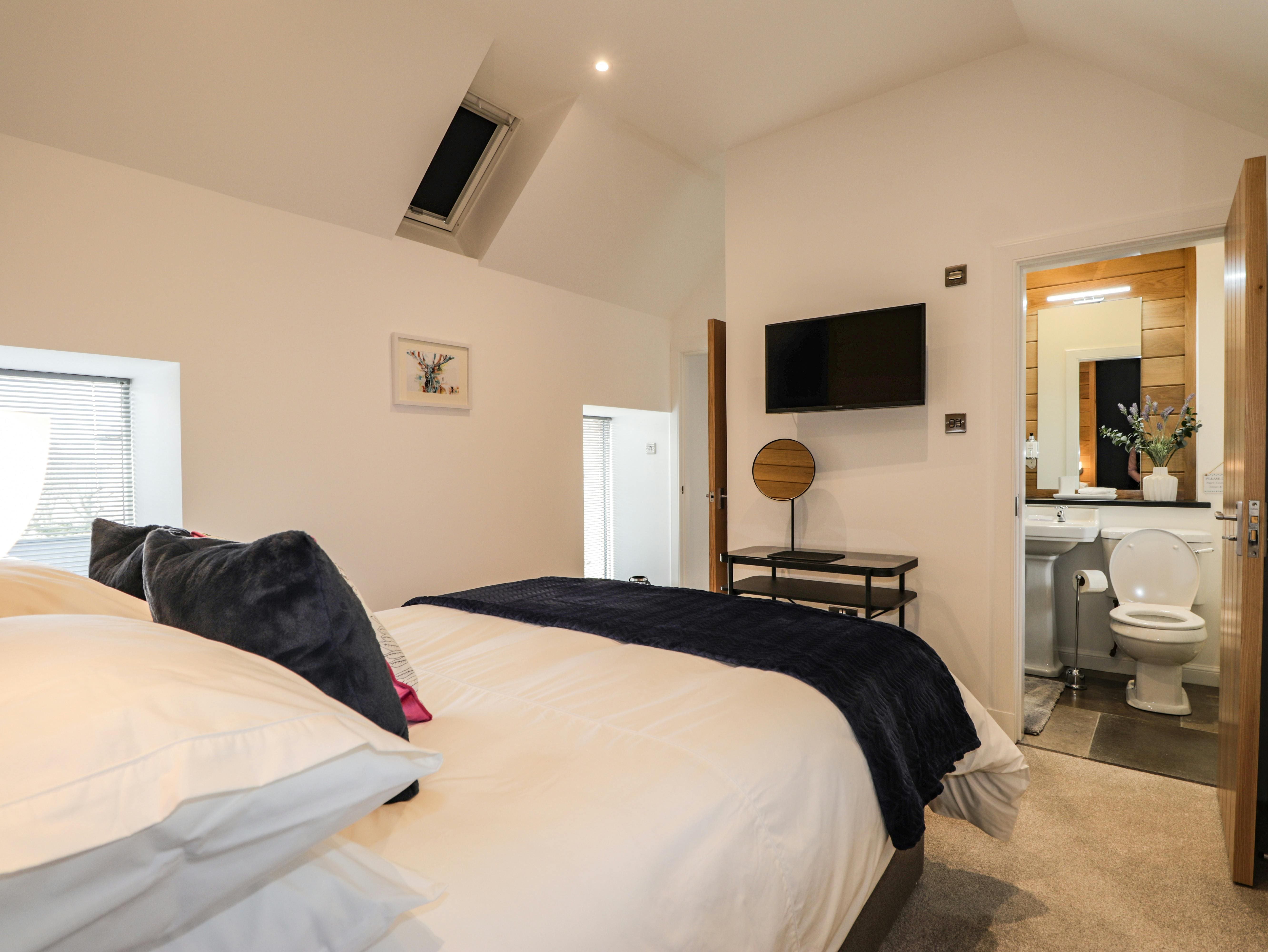 House Brora Rogart: Charming 2-Bedroom Cottage with Hot Tub in Highland, Ross and Cromarty