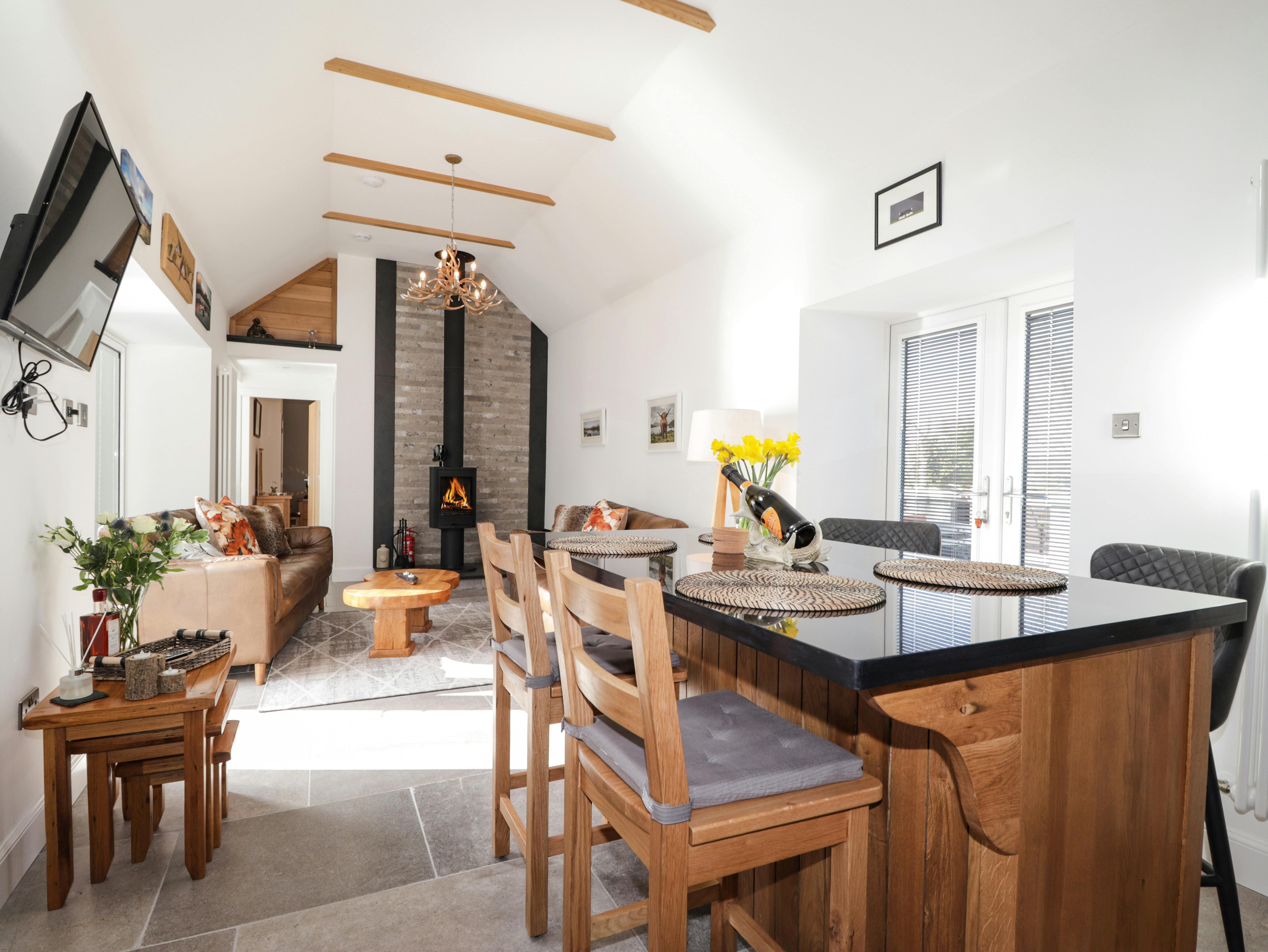 House Brora Rogart: Charming 2-Bedroom Cottage with Hot Tub in Highland, Ross and Cromarty