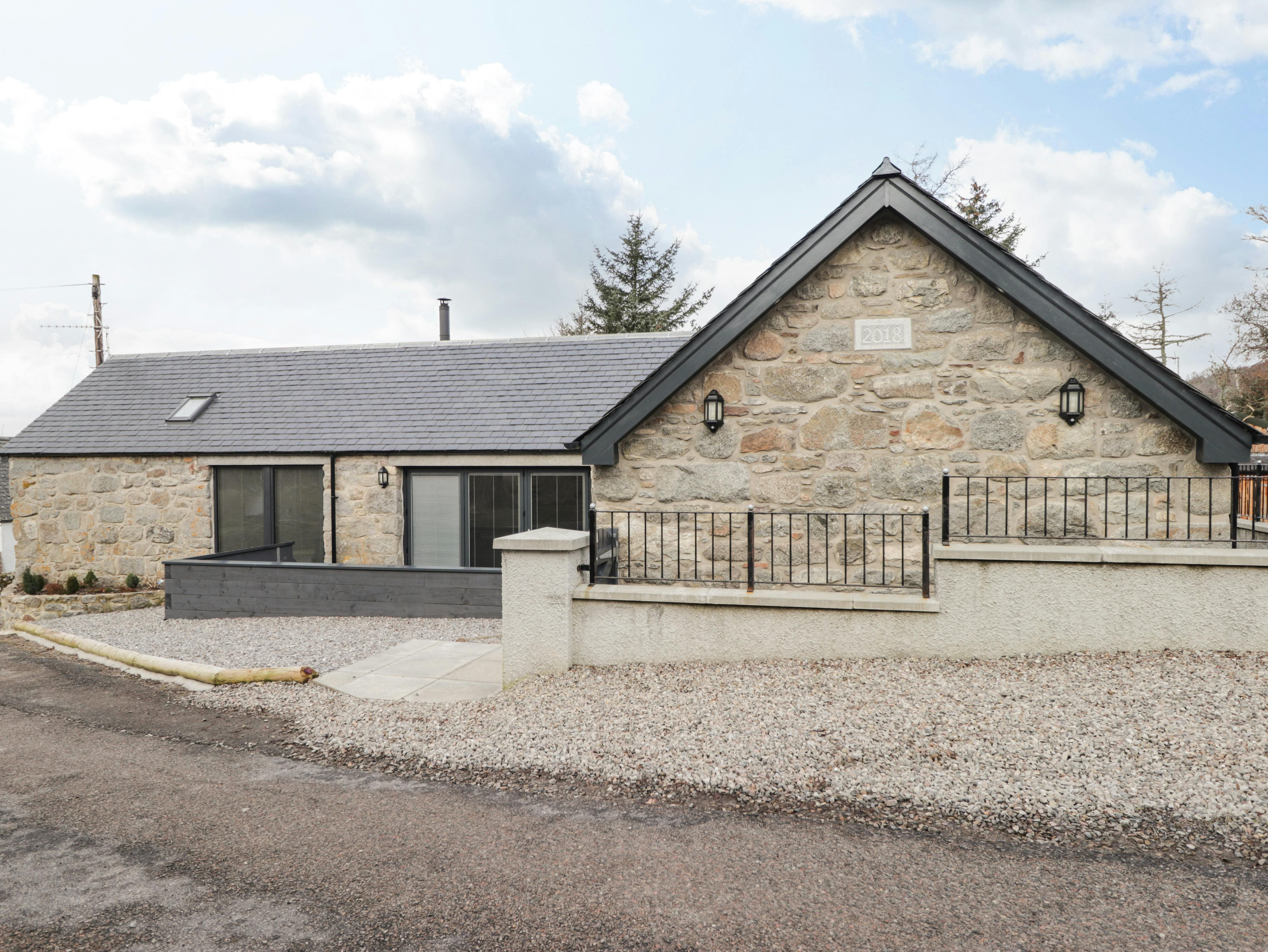 House Brora Rogart: Charming 2-Bedroom Cottage with Hot Tub in Highland, Ross and Cromarty