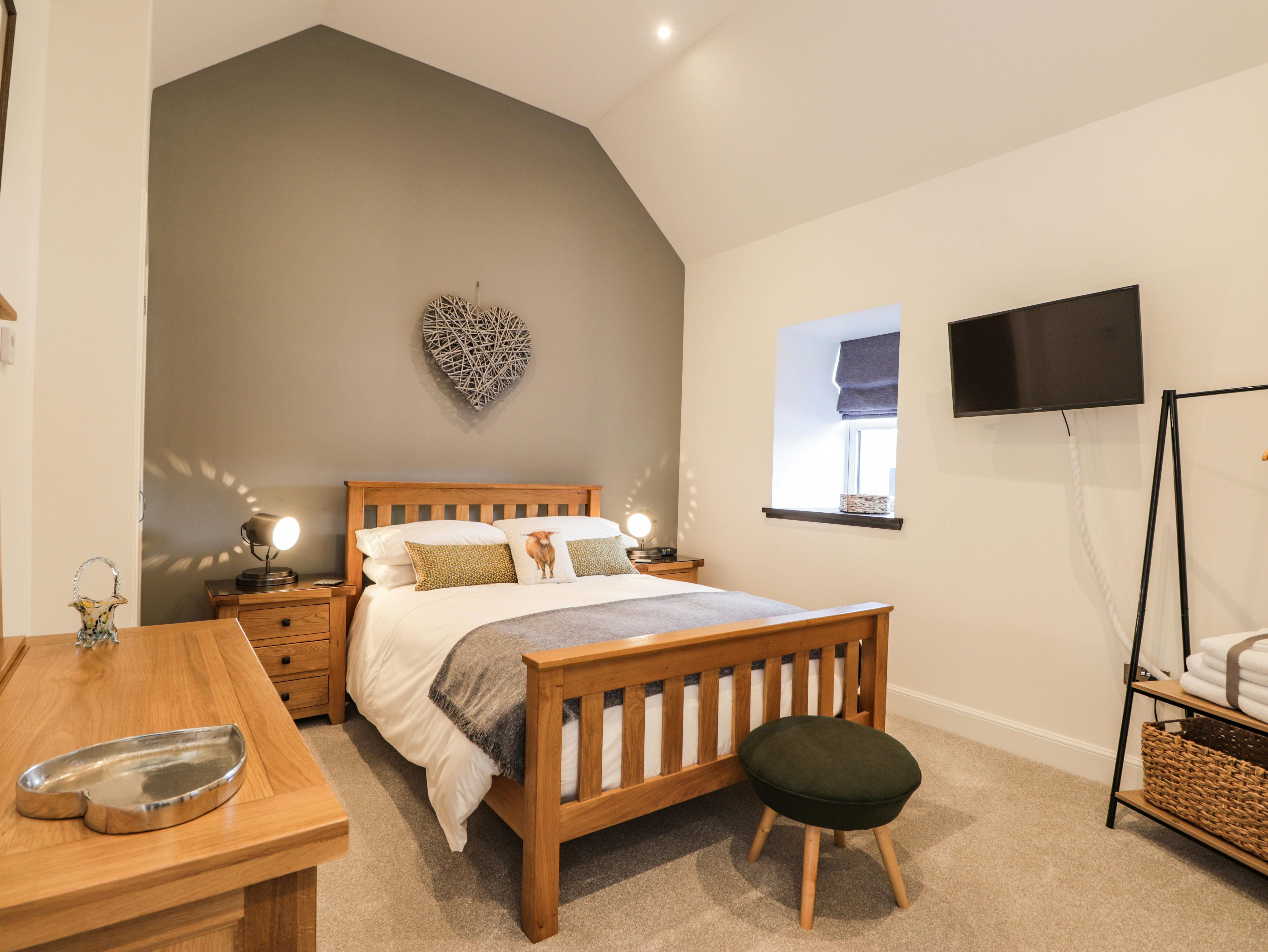 House Brora Rogart: Charming 2-Bedroom Cottage with Hot Tub in Highland, Ross and Cromarty