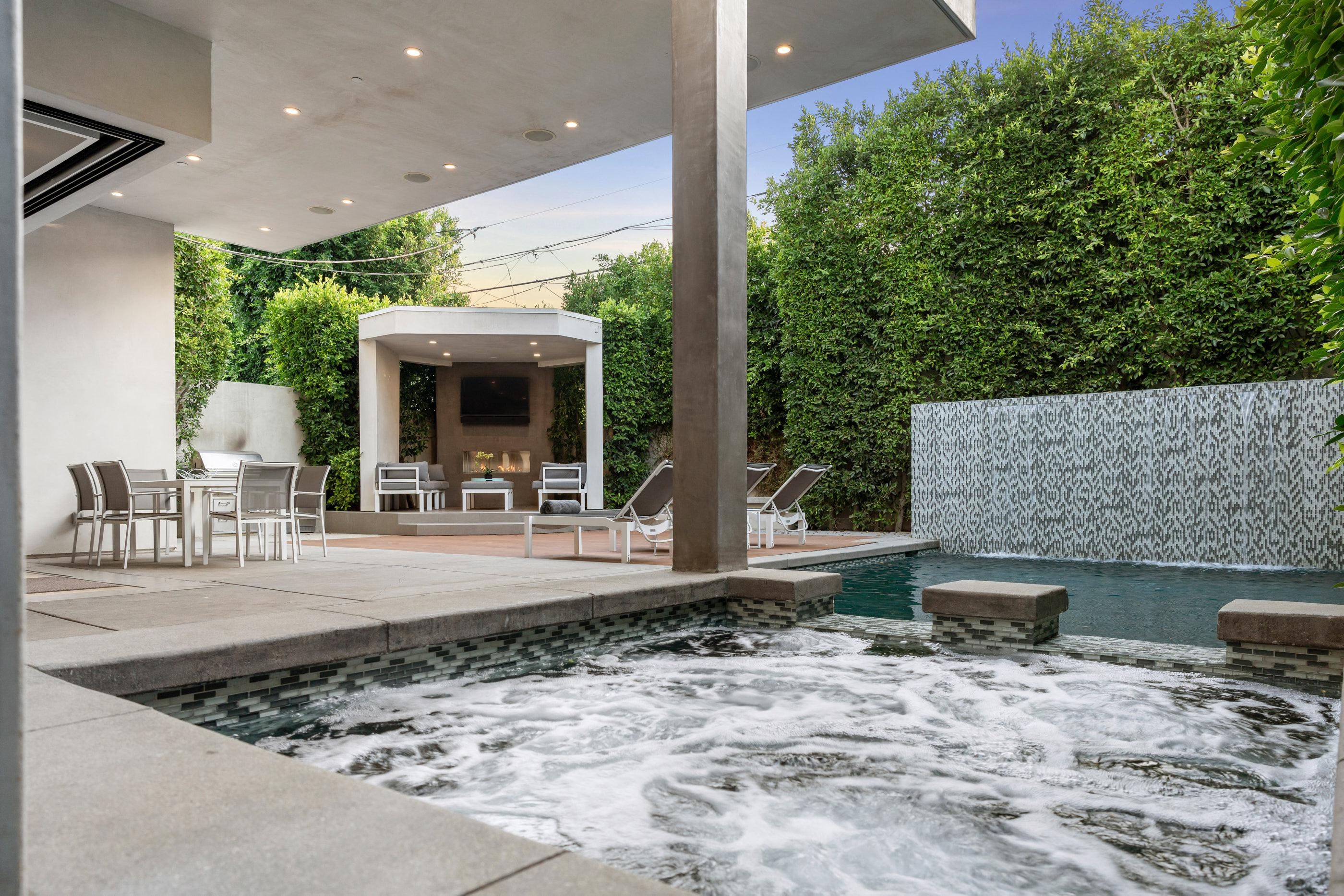 Villa Zephyros Fairfax Beverly Grove: Spacious 4-Bedroom Luxury Apartment with Seaview and Pool, Beverly Grove