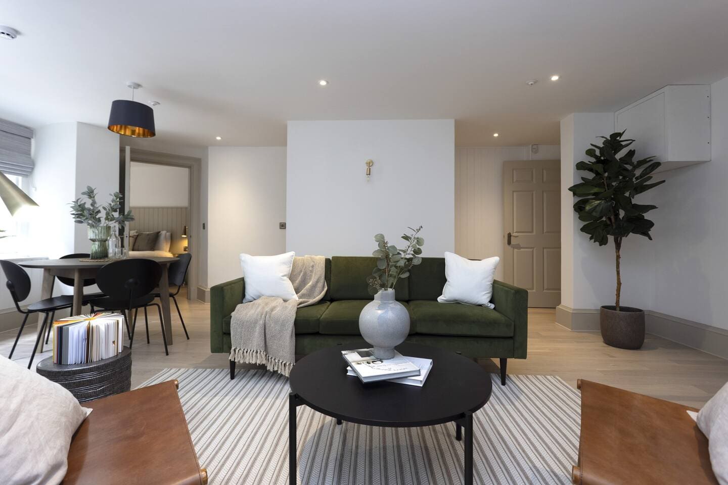 House Helm Calton New Town: Stylish 1-Bedroom Apartment Rental with Private Courtyard, New Town
