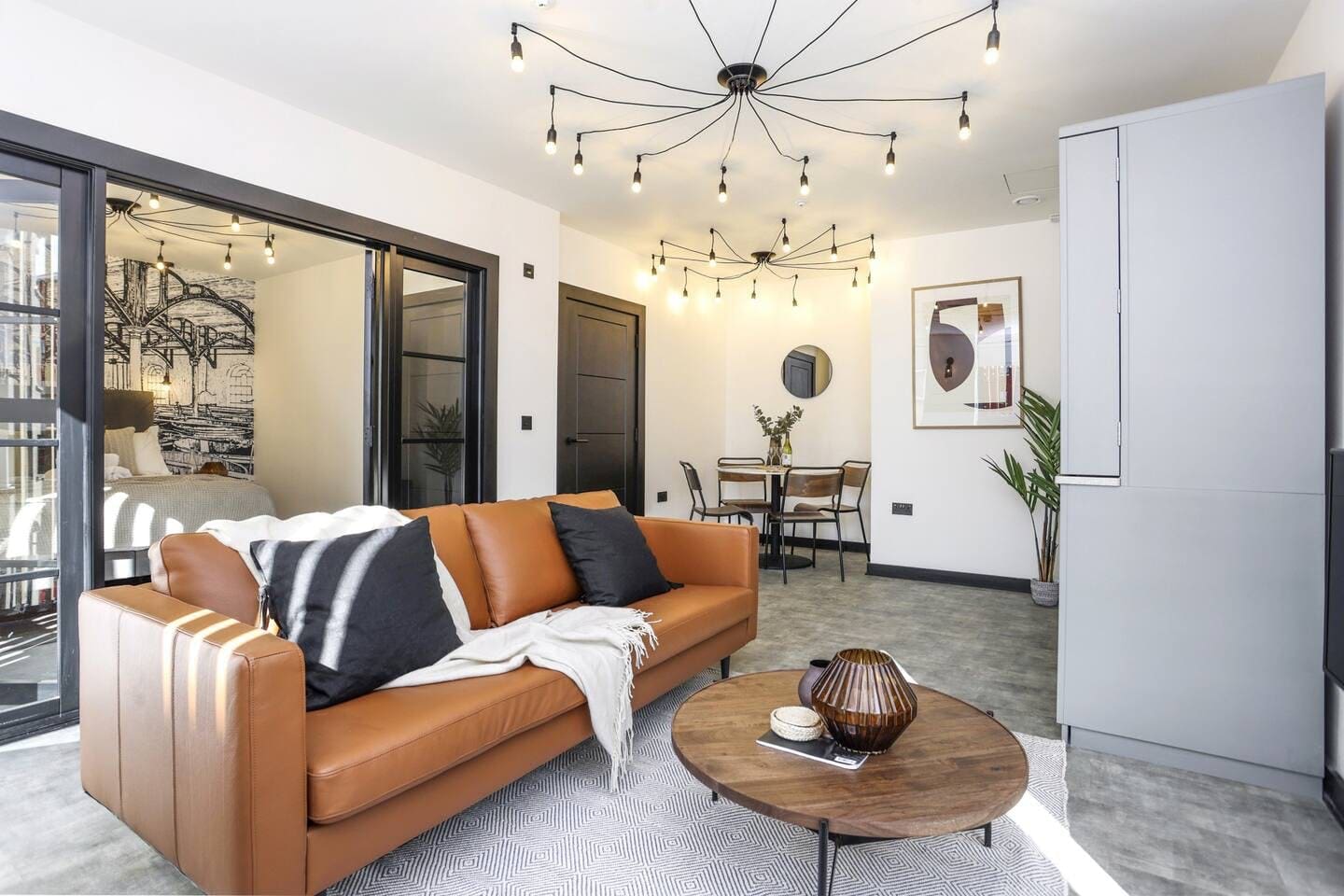 House Calton Hillside Hillside: Chic 2-Bedroom Apartment Rental with Family-Friendly Features in Hillside, Edinburgh