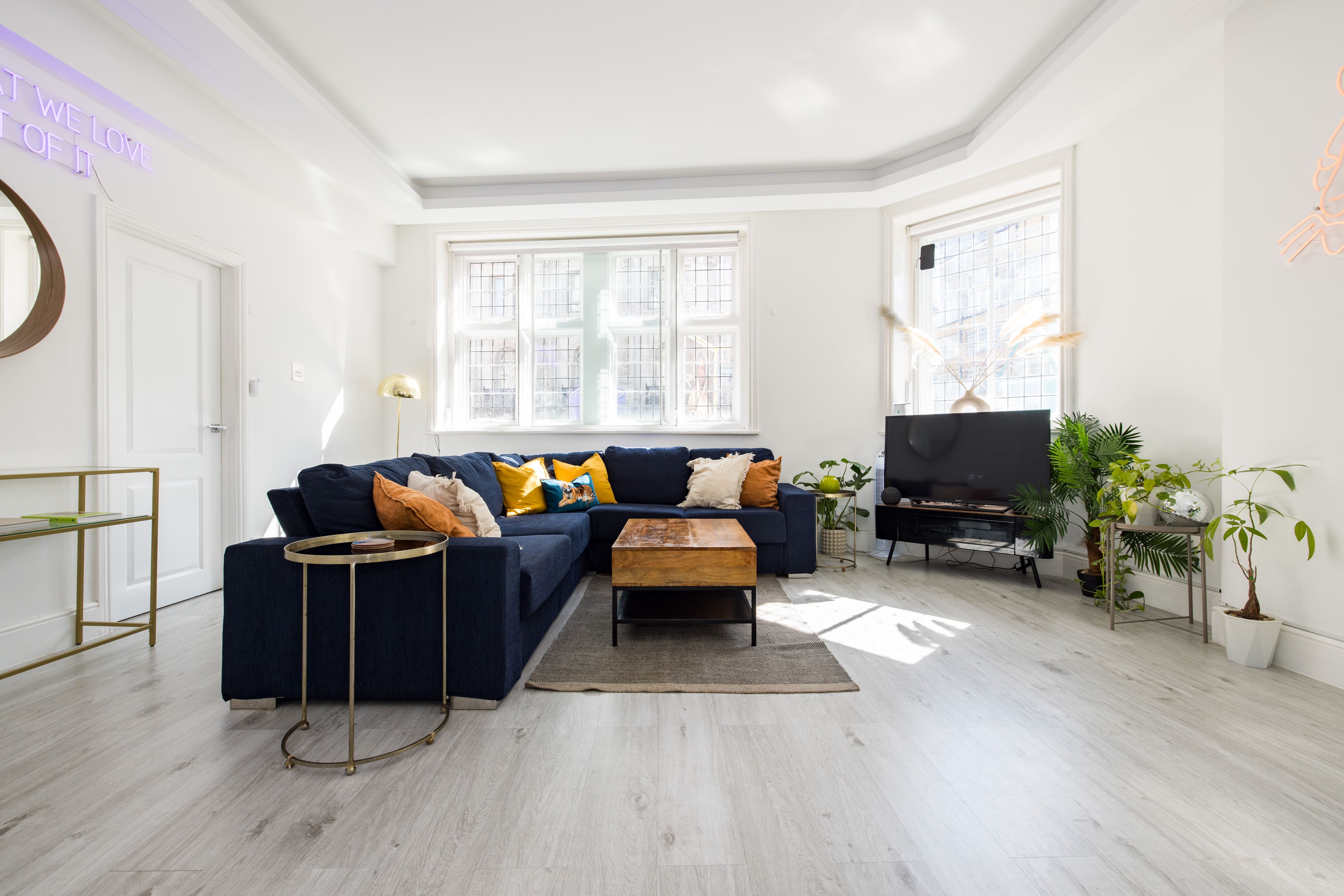 House Helm Denmark Street The West End: Stylish 2-Bedroom Apartment Rental with Air-Con, The West End London