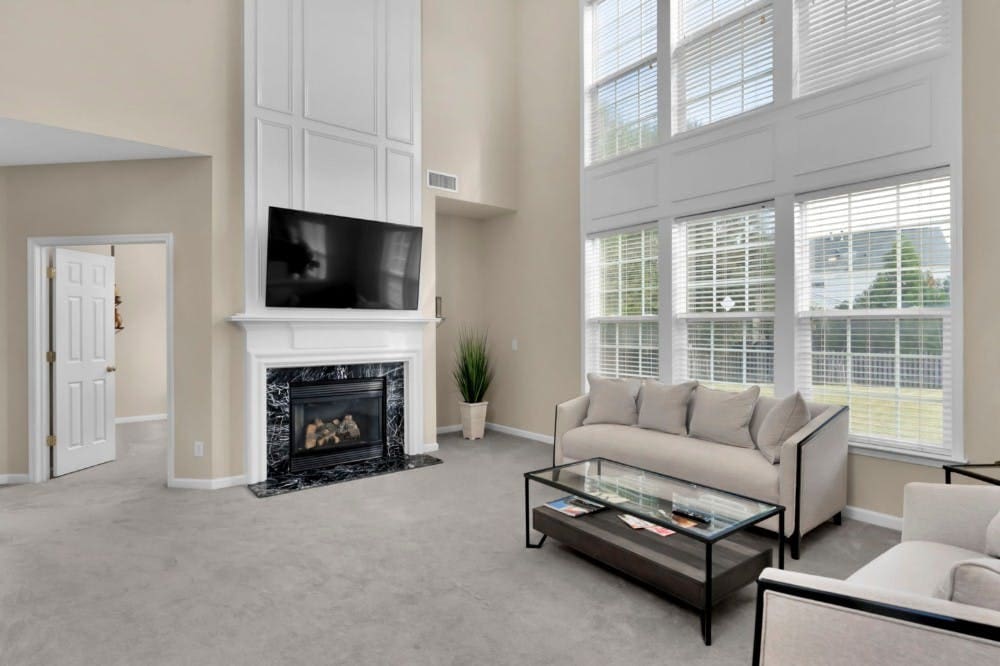 House Catawba Charlotte: Spacious 5-Bedroom Apartment Rental with Air-Con and Family-Friendly Features in Mecklenburg County