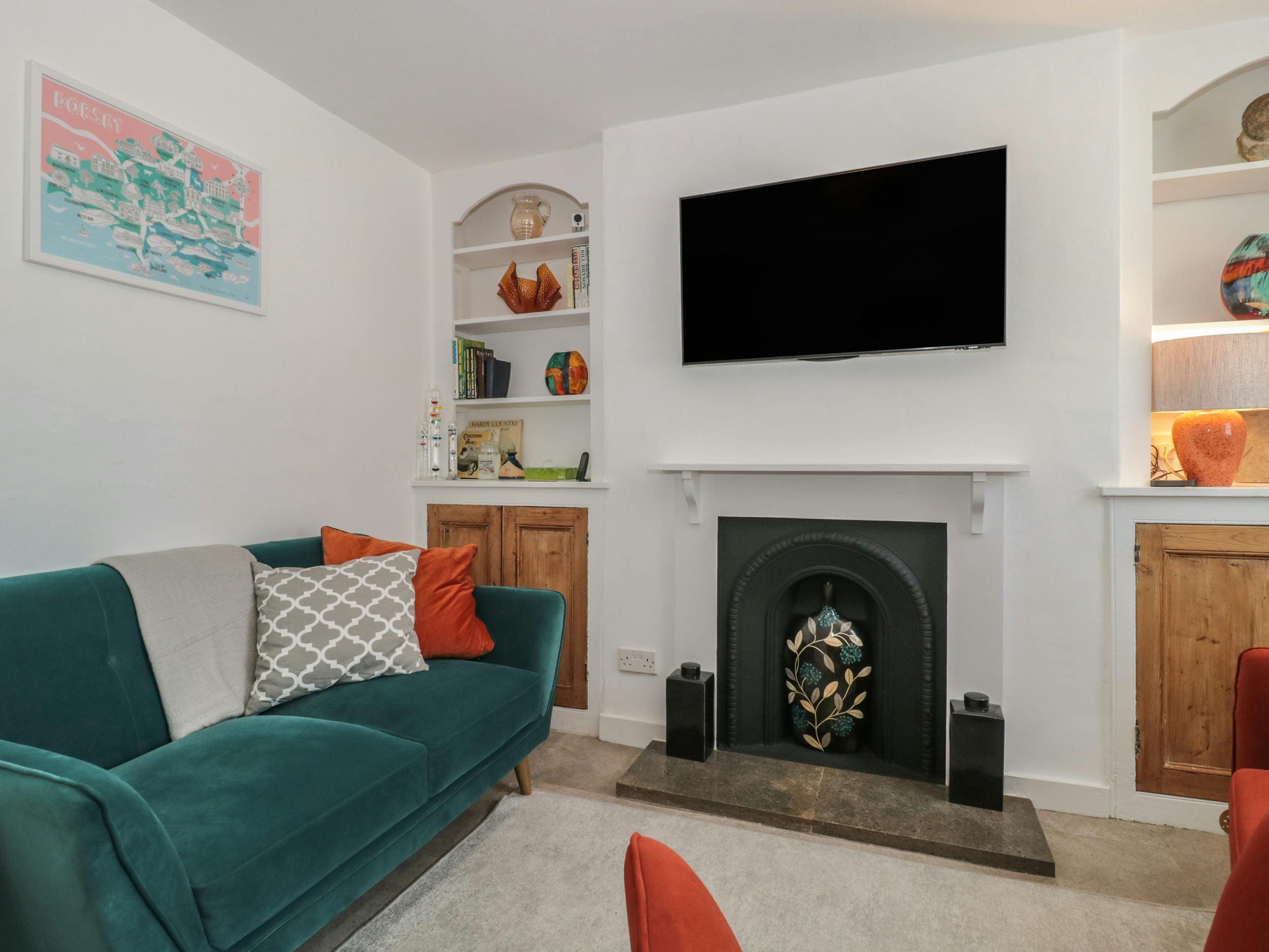 House Cerne Dorchester: Charming 2-Bedroom Townhouse Rental with Family-Friendly Features, Dorset
