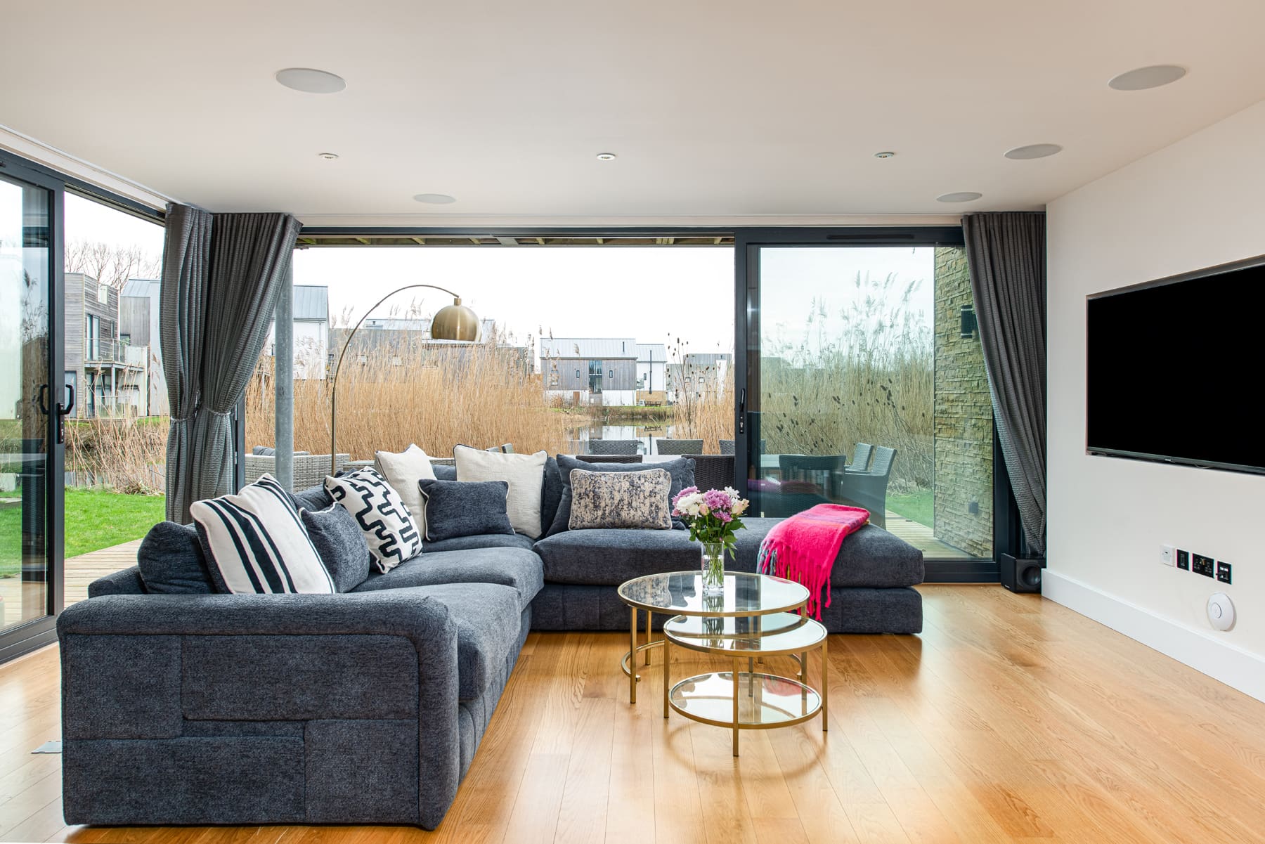 House Cerney Cirencester: Luxury 4-Bedroom House with Private Pool and Lake Views, Cirencester